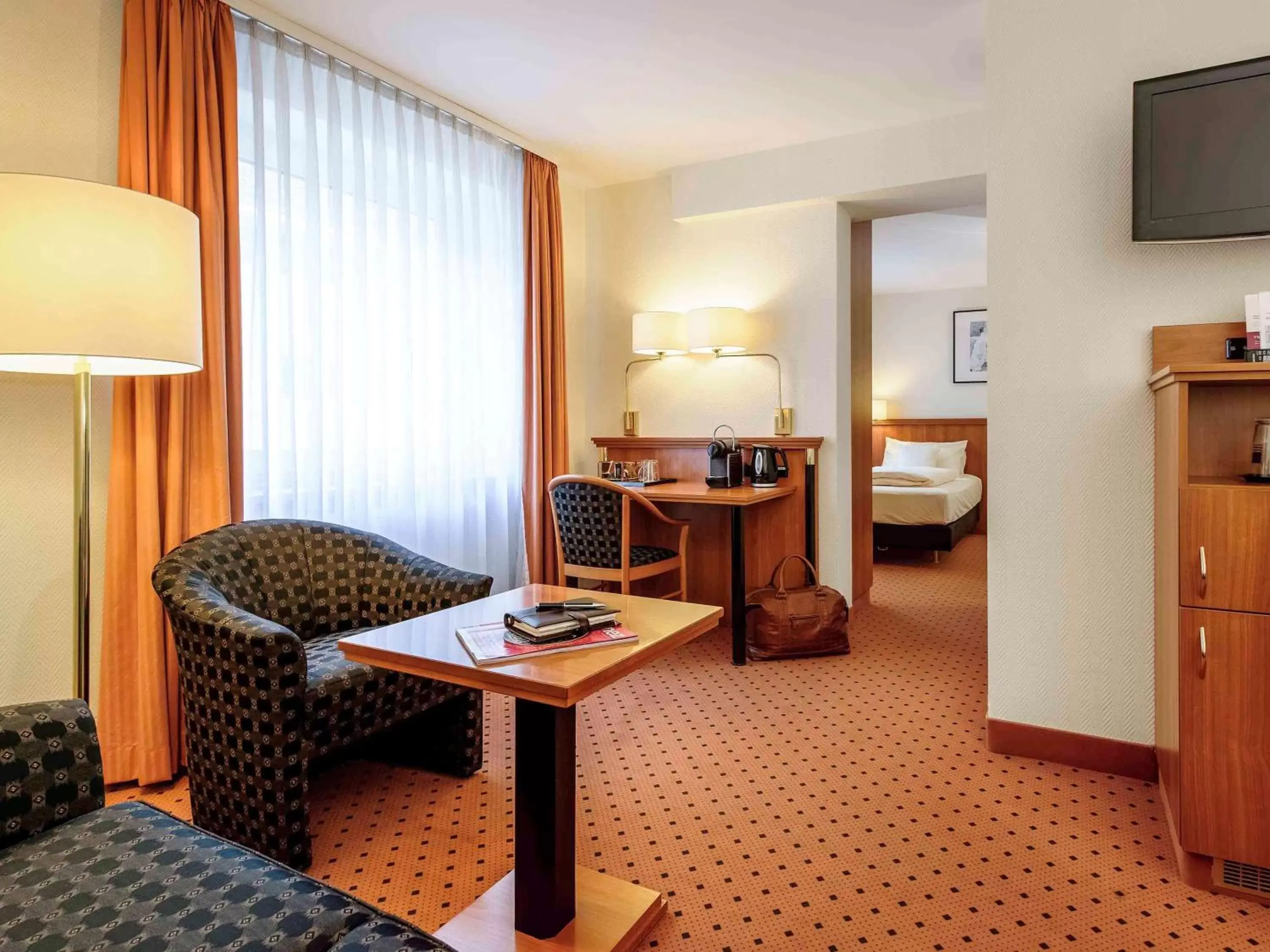 Photo of the whole room, Seating Area in Mercure Hotel München Altstadt