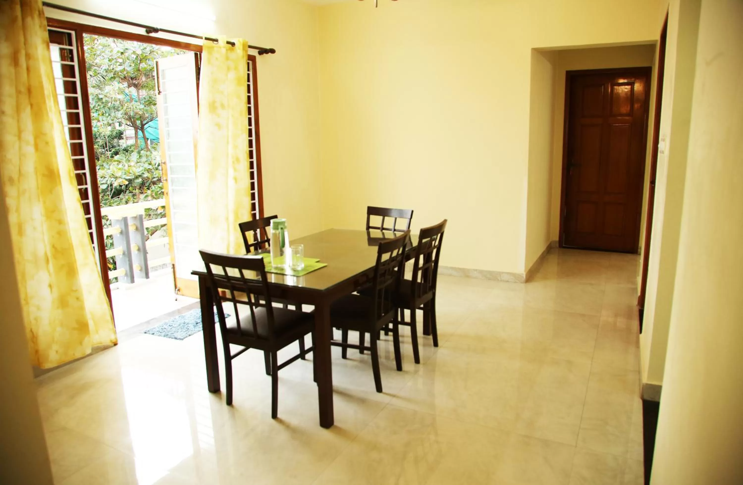 Dining area in Kolam Elliots Beach