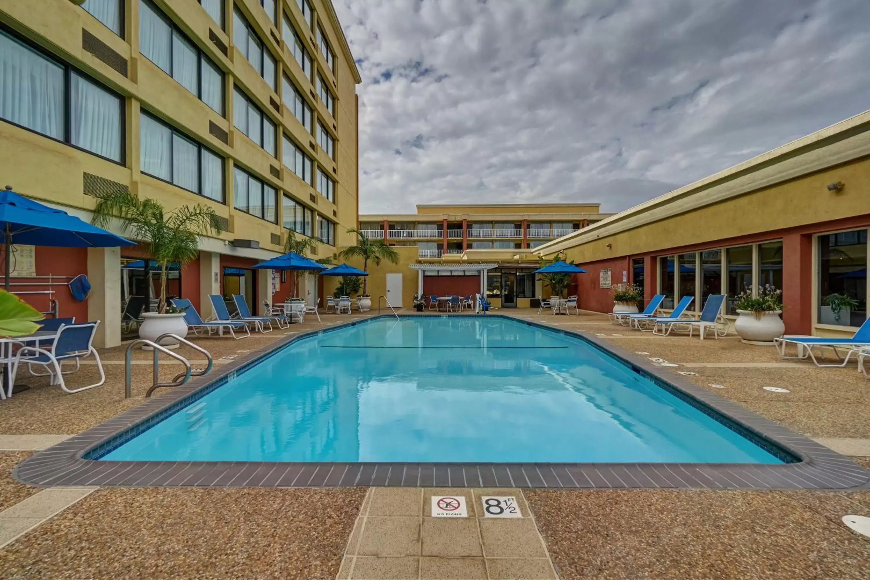 Swimming Pool in Clarion Hotel Concord Walnut Creek