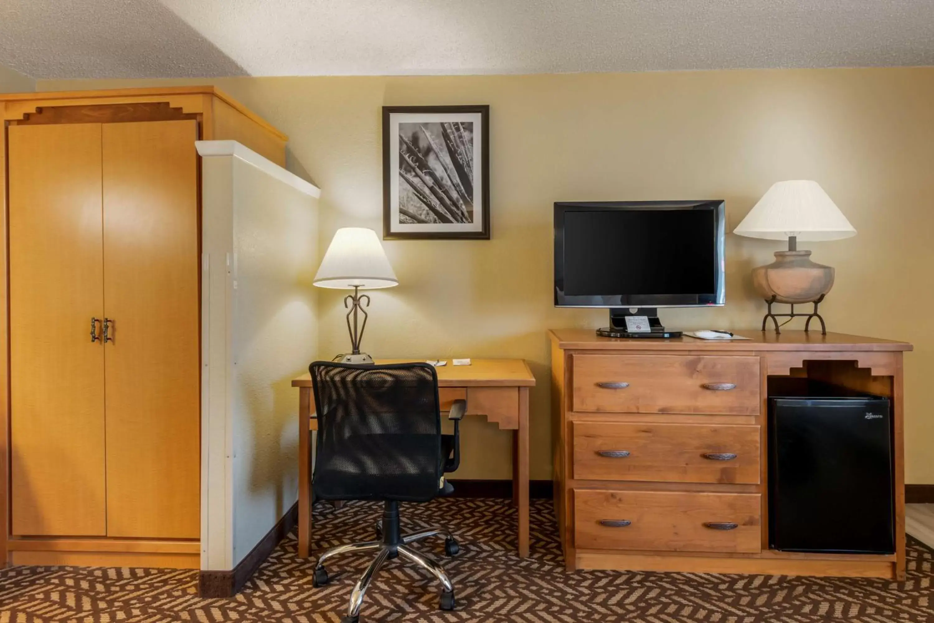 Bedroom, TV/Entertainment Center in Best Western Turquoise Inn & Suites