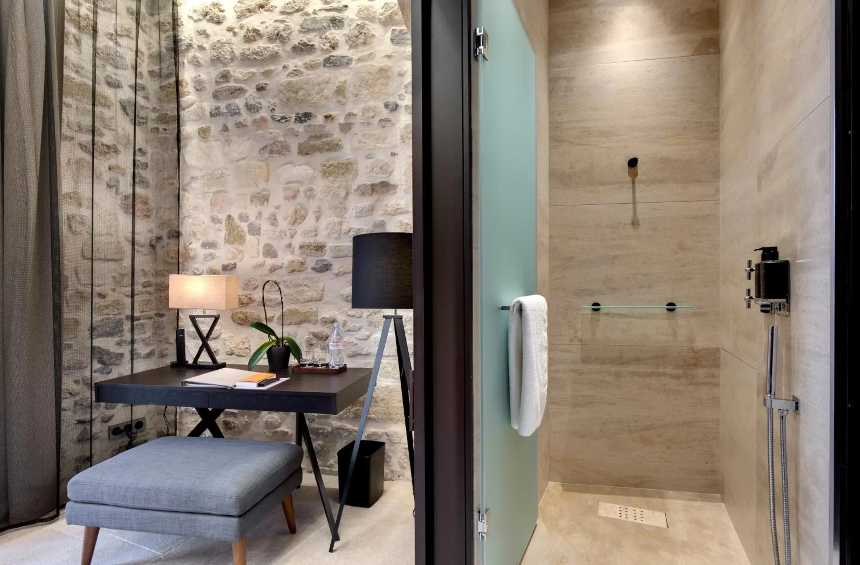 Shower, Bathroom in Boutique Hôtel des Remparts & Spa