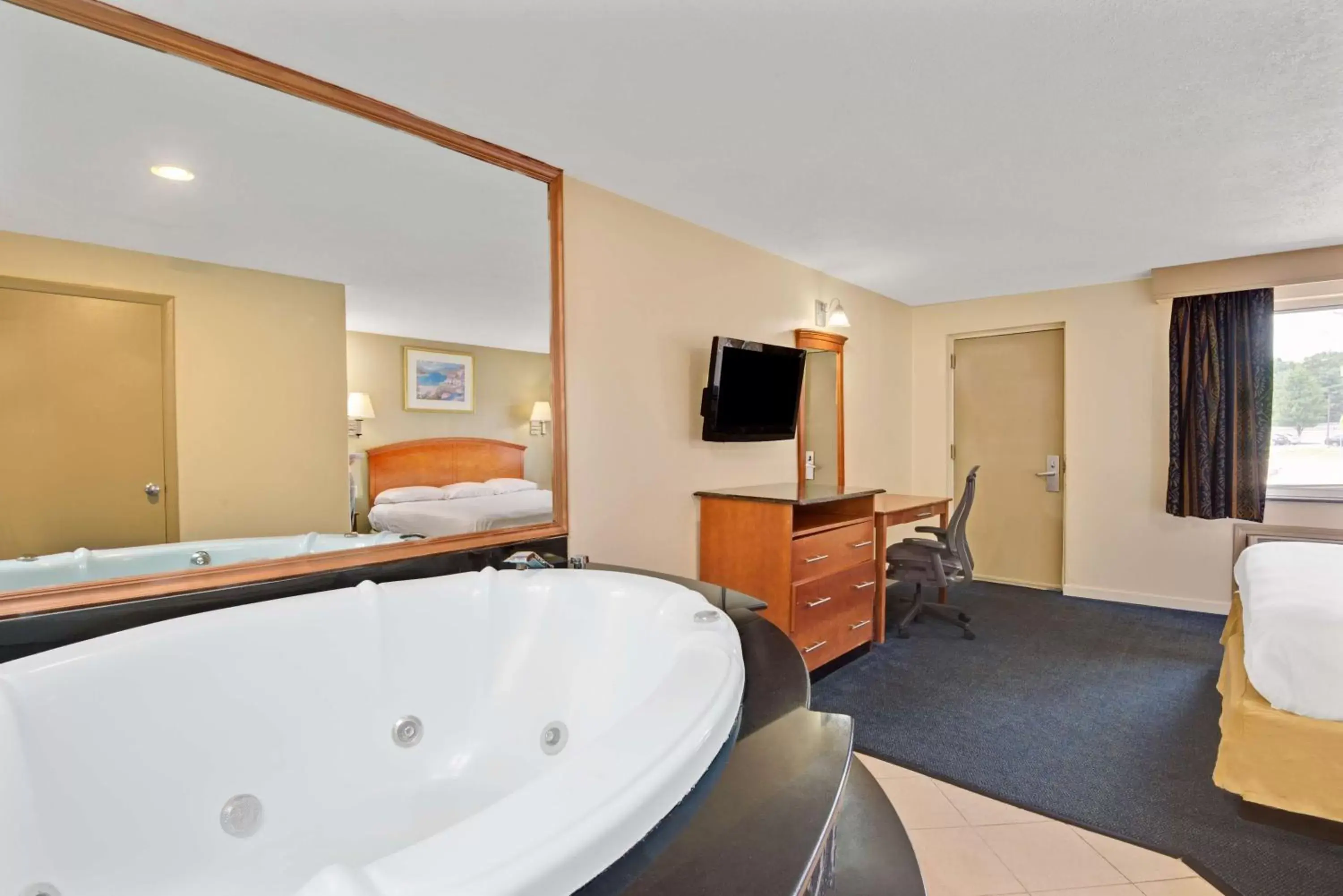 Studio Suite with a King Bed, Smoking in Super 8 by Wyndham Milford/New Haven