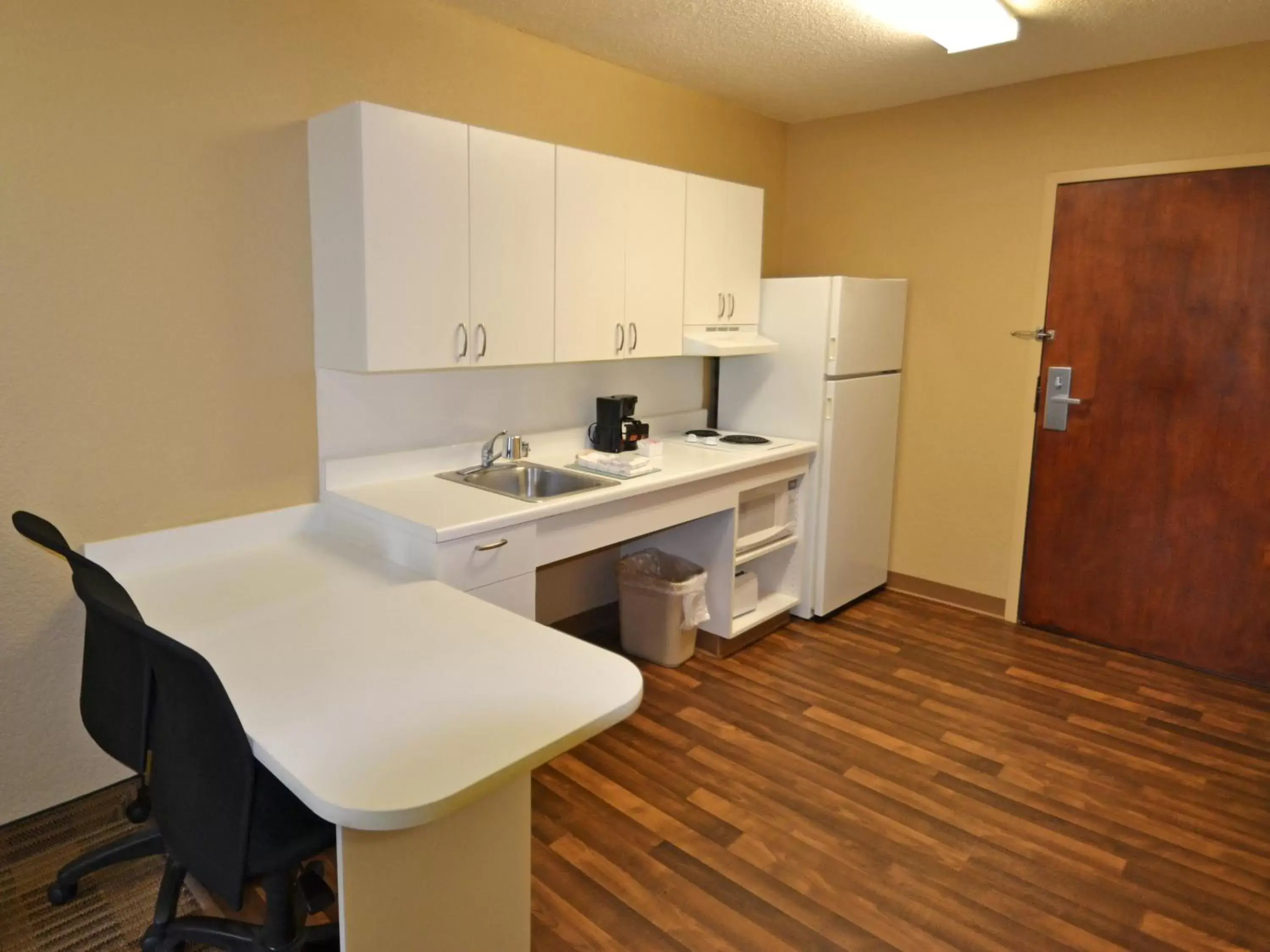 Kitchen or kitchenette, Kitchen/Kitchenette in Extended Stay America Suites - Detroit - Farmington Hills