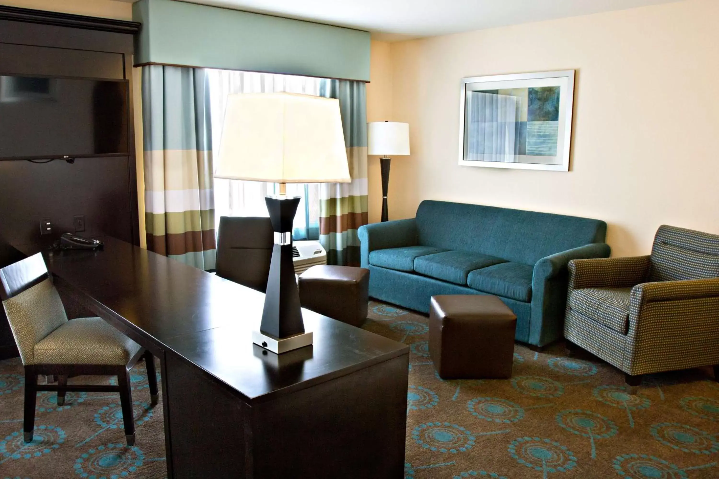 Bed, Seating Area in Hampton Inn & Suites Salt Lake City/Farmington