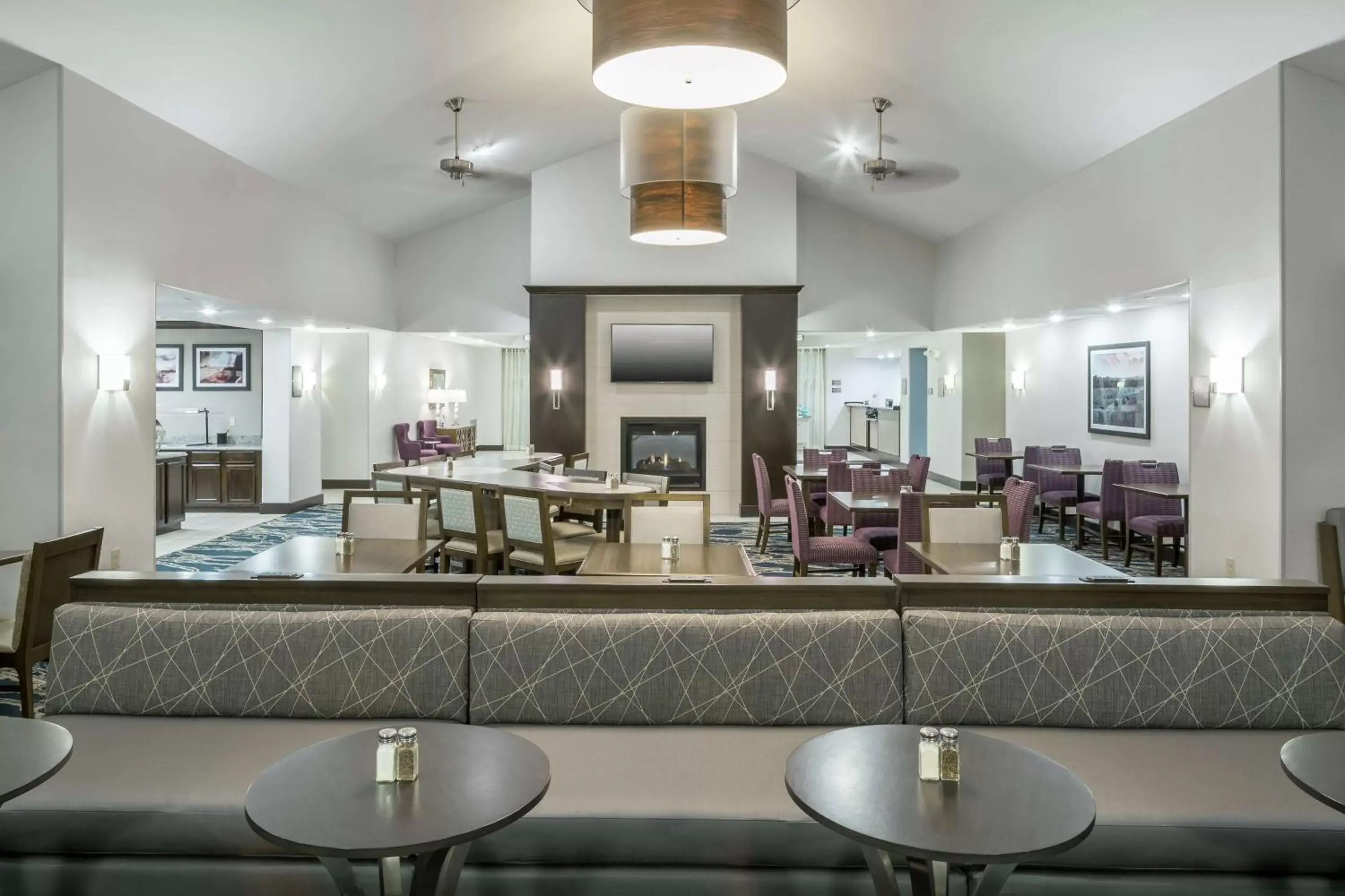 Lobby or reception, Restaurant/Places to Eat in Homewood Suites by Hilton Cedar Rapids-North