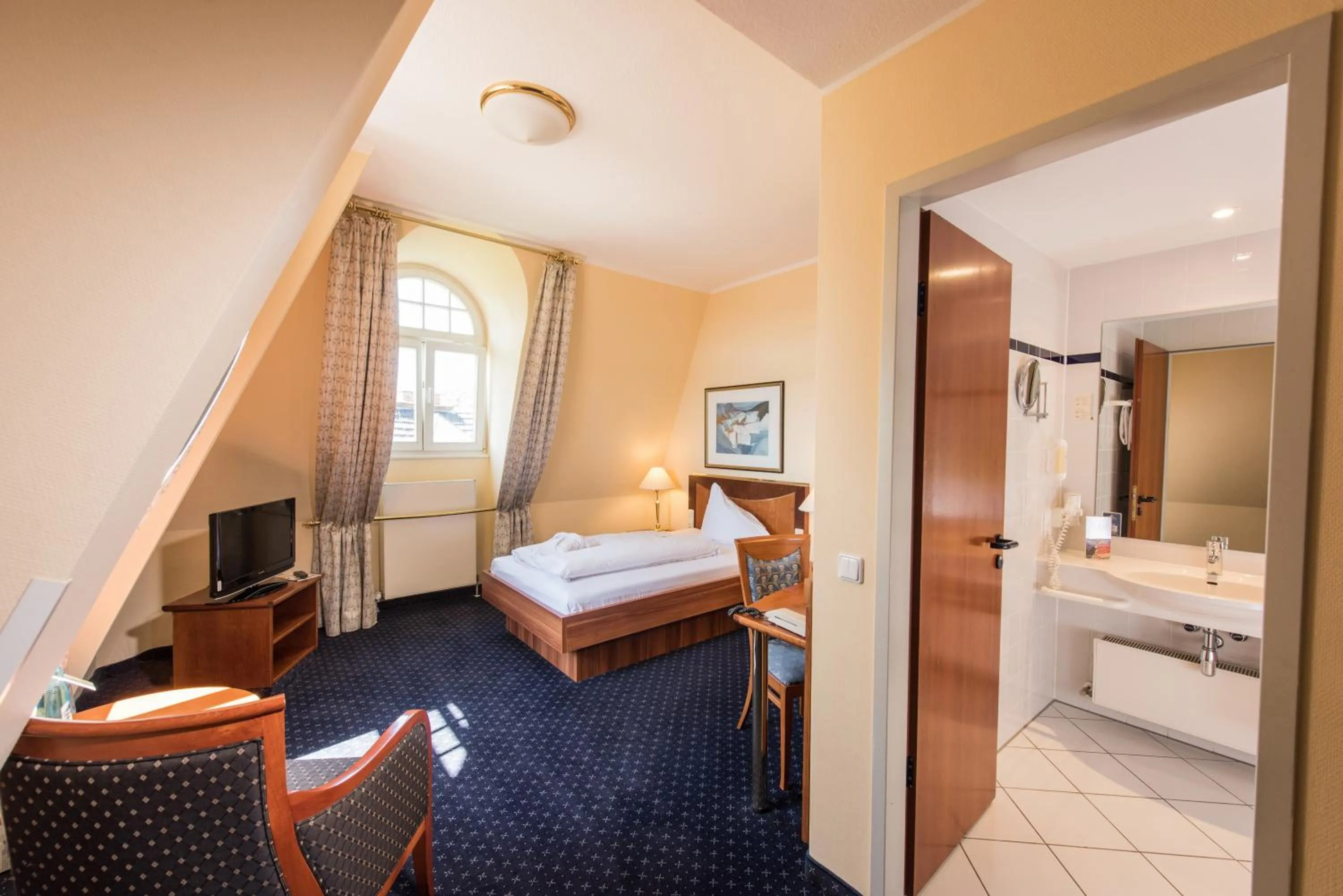 Photo of the whole room, Bed in Göbel`s Hotel Quellenhof