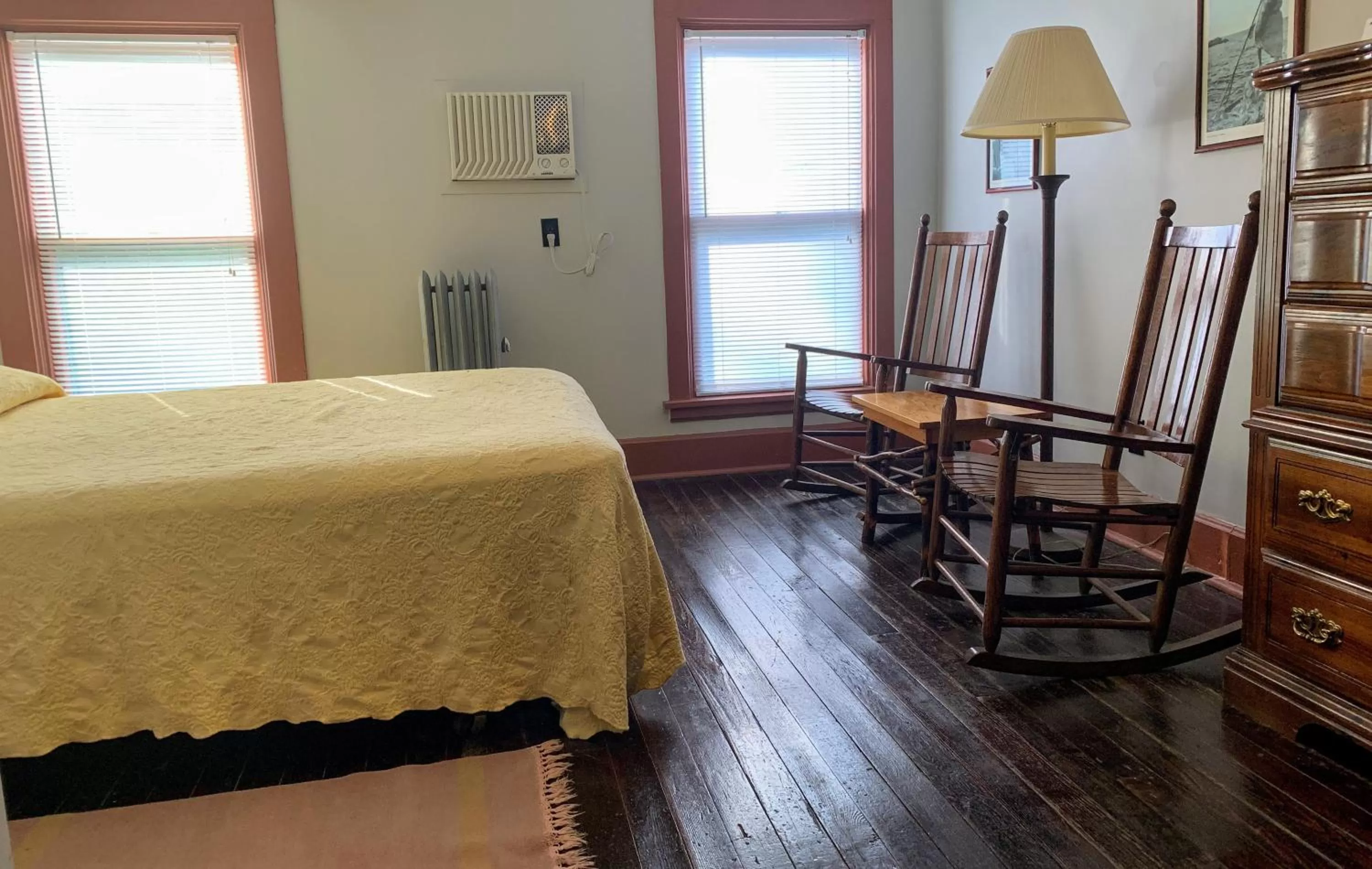 Photo of the whole room in Lakeside Inn