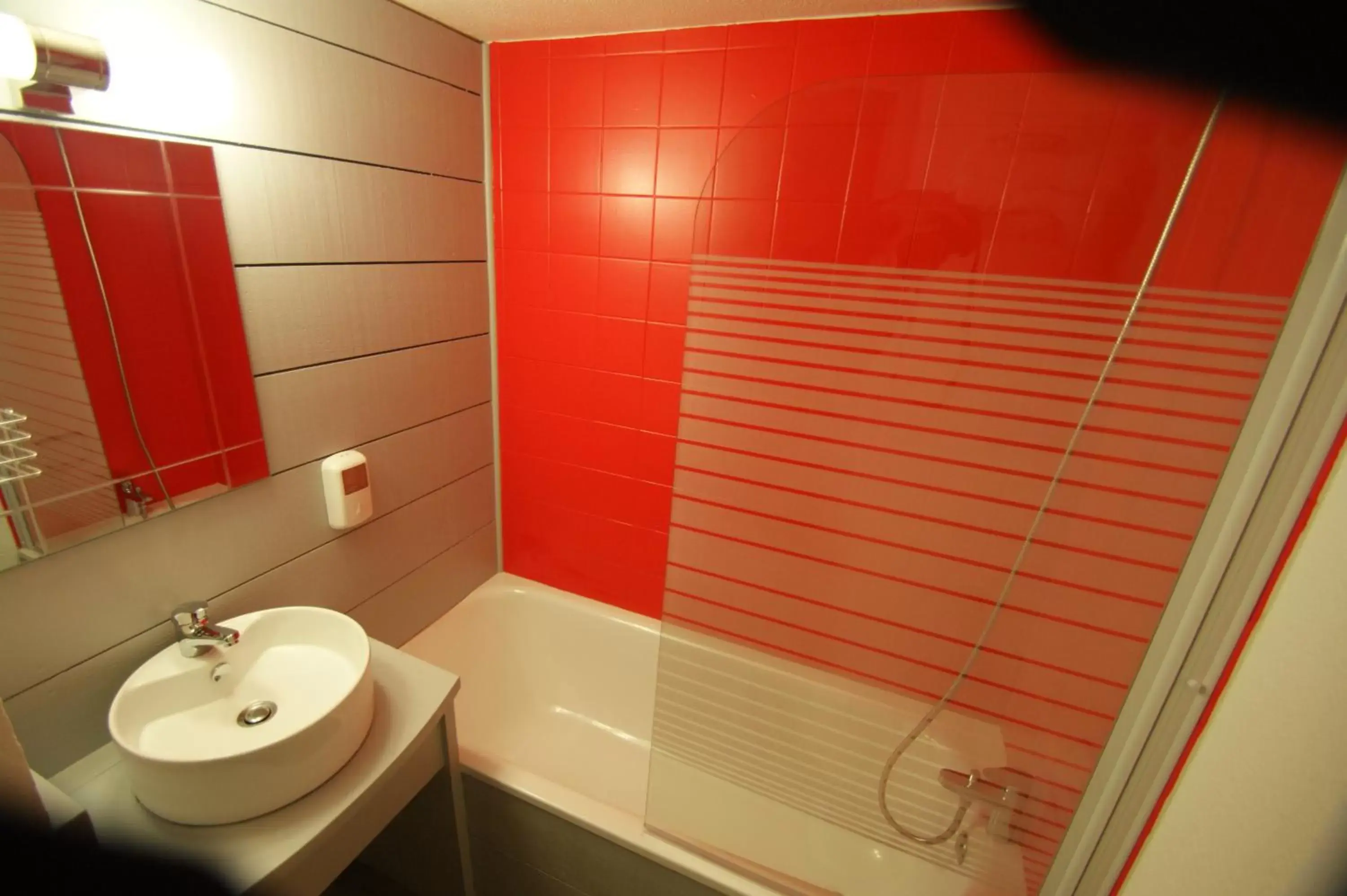 Bathroom in KYRIAD LYON EST – Saint Quentin Fallavier
