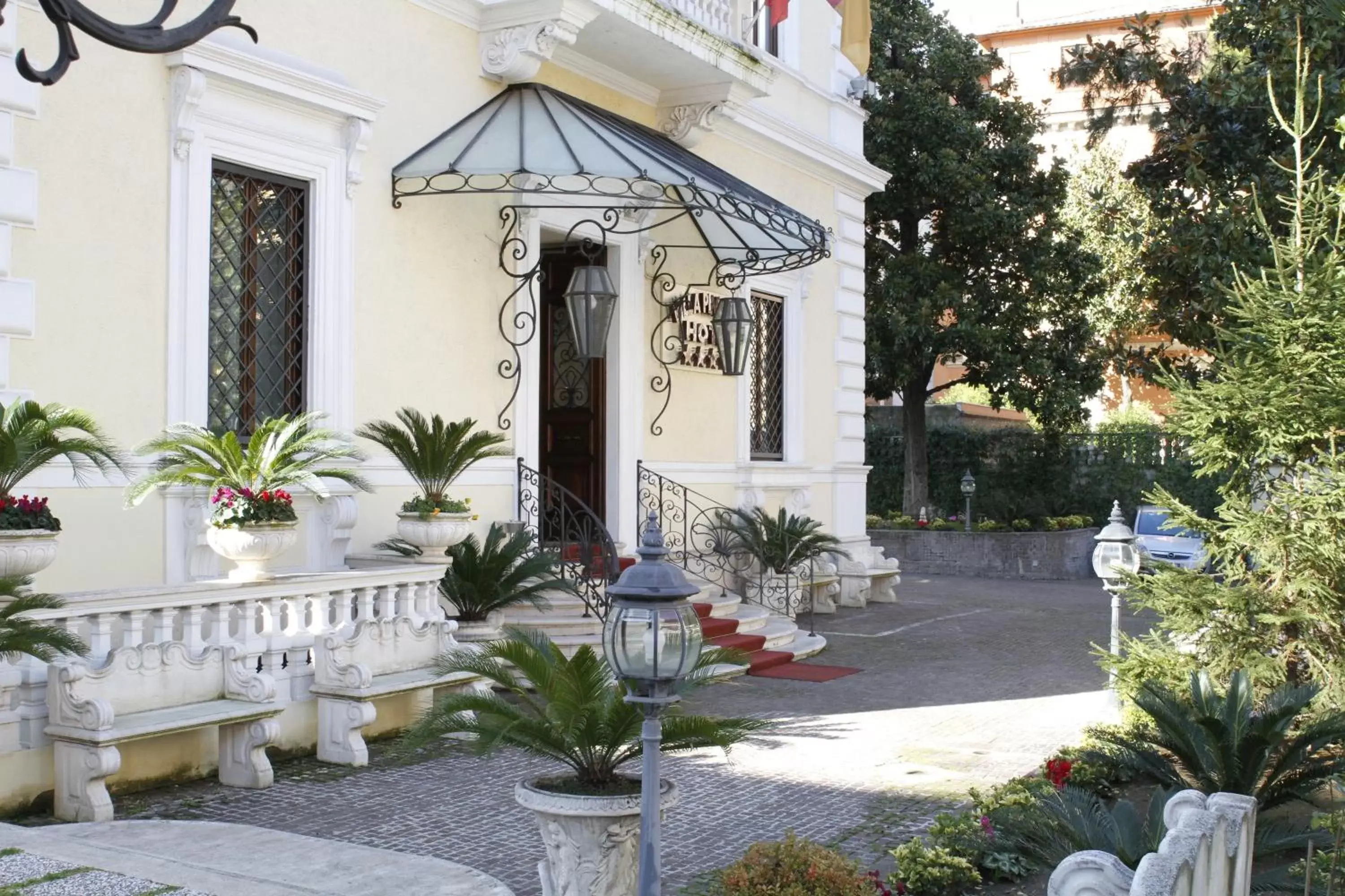 Facade/entrance in Hotel Villa Pinciana