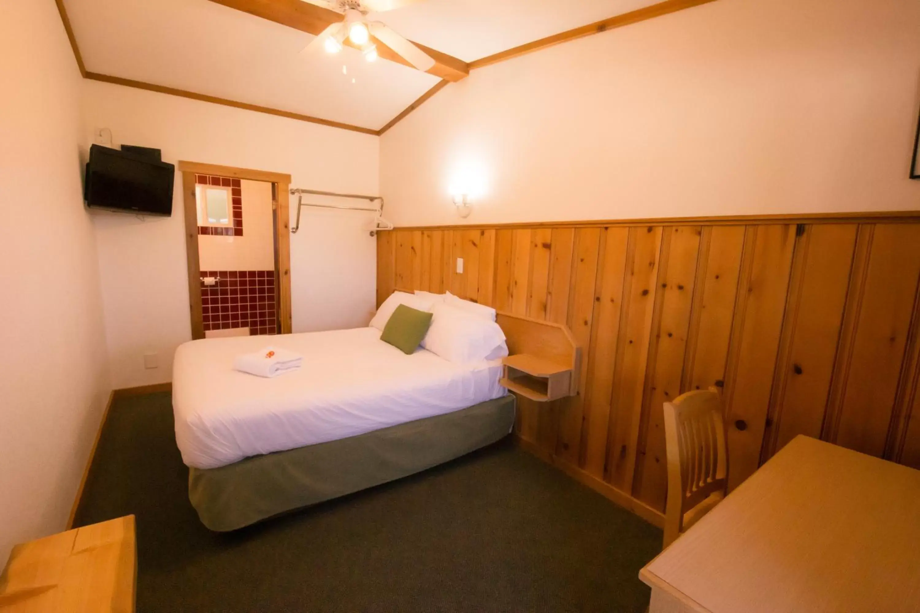 Photo of the whole room, Bed in Gateway Motel