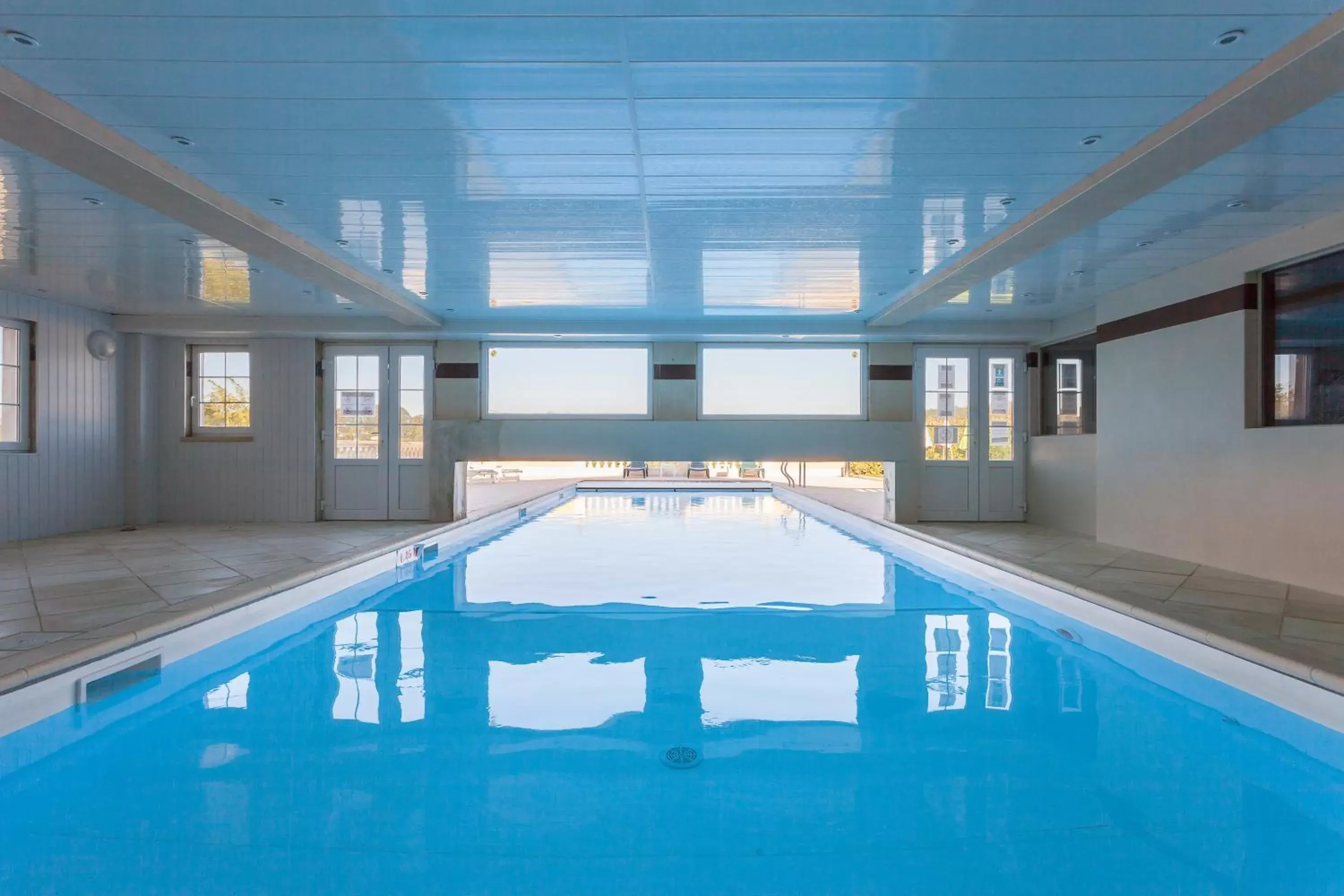 Swimming Pool in Hôtel Résidence Normandy Country Club by Popinns