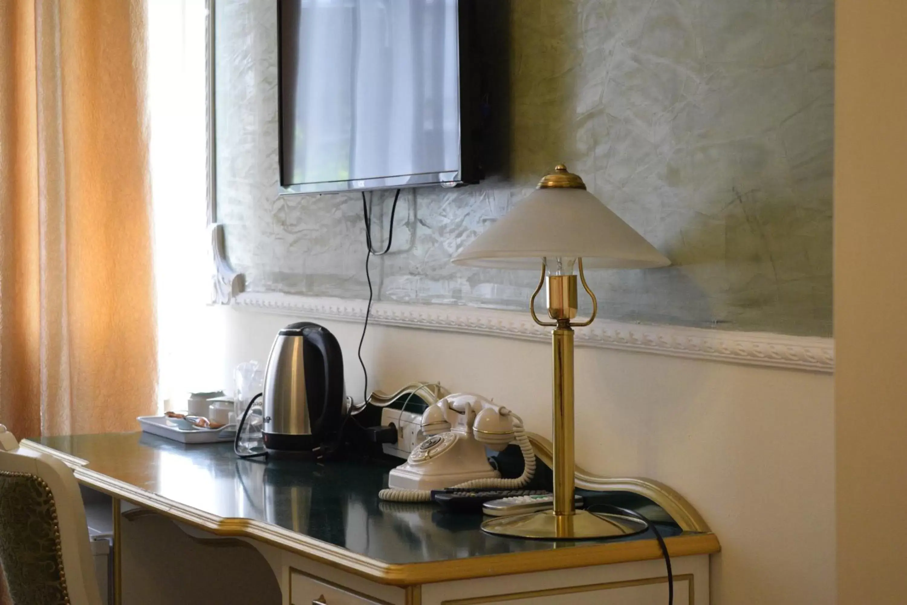 Coffee/tea facilities in Queen's Astoria Design Hotel