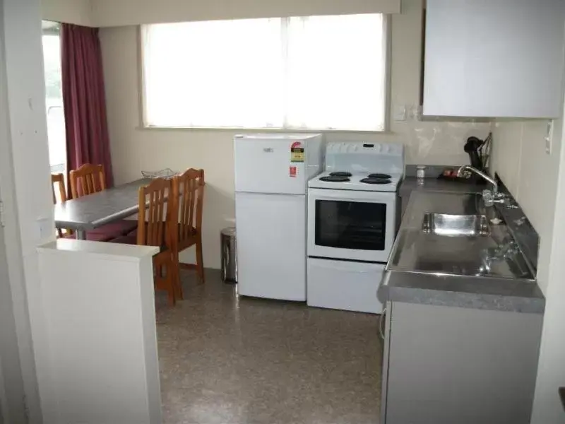 Kitchen or kitchenette, Kitchen/Kitchenette in Scenicland Motels