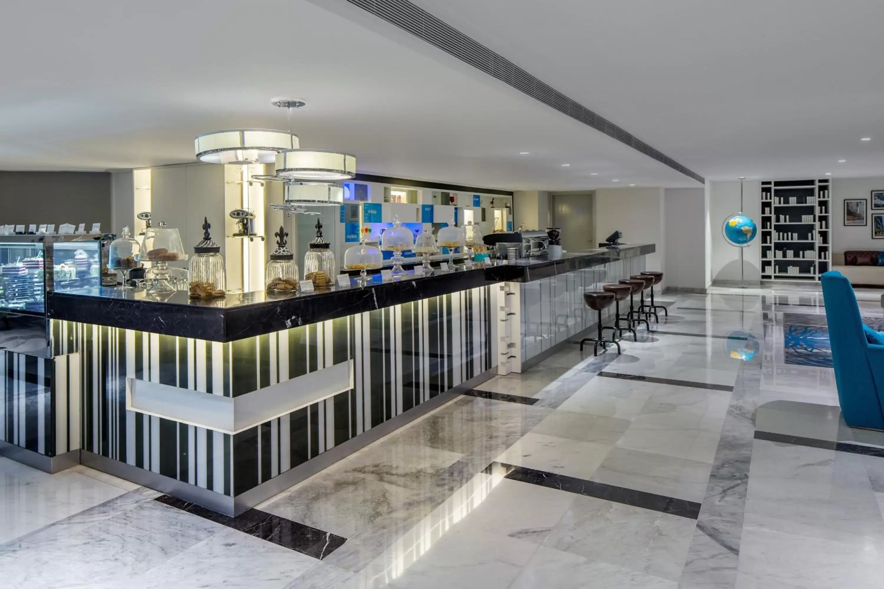 Lobby or reception, Restaurant/Places to Eat in Le Meridien Dhaka