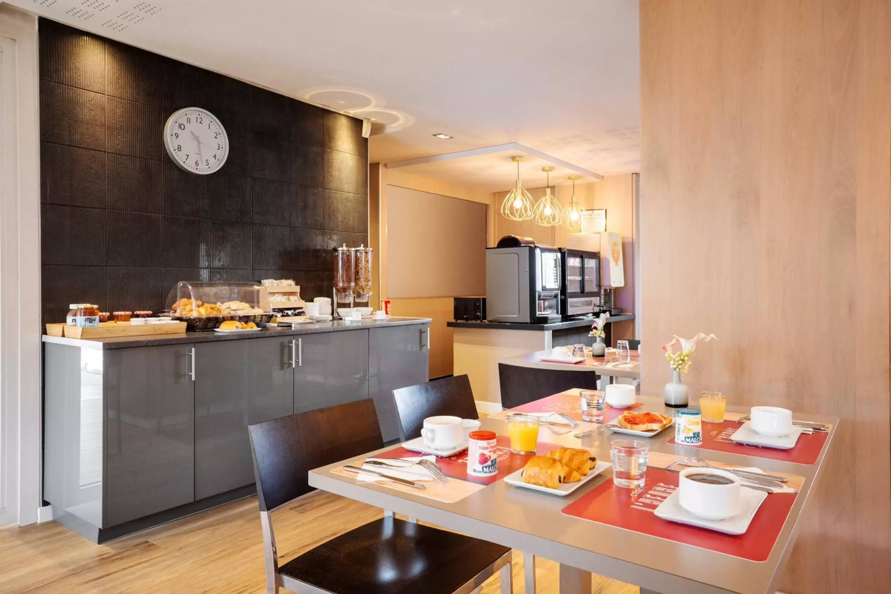 Breakfast, Restaurant/Places to Eat in Séjours & Affaires Créteil Le Magistere