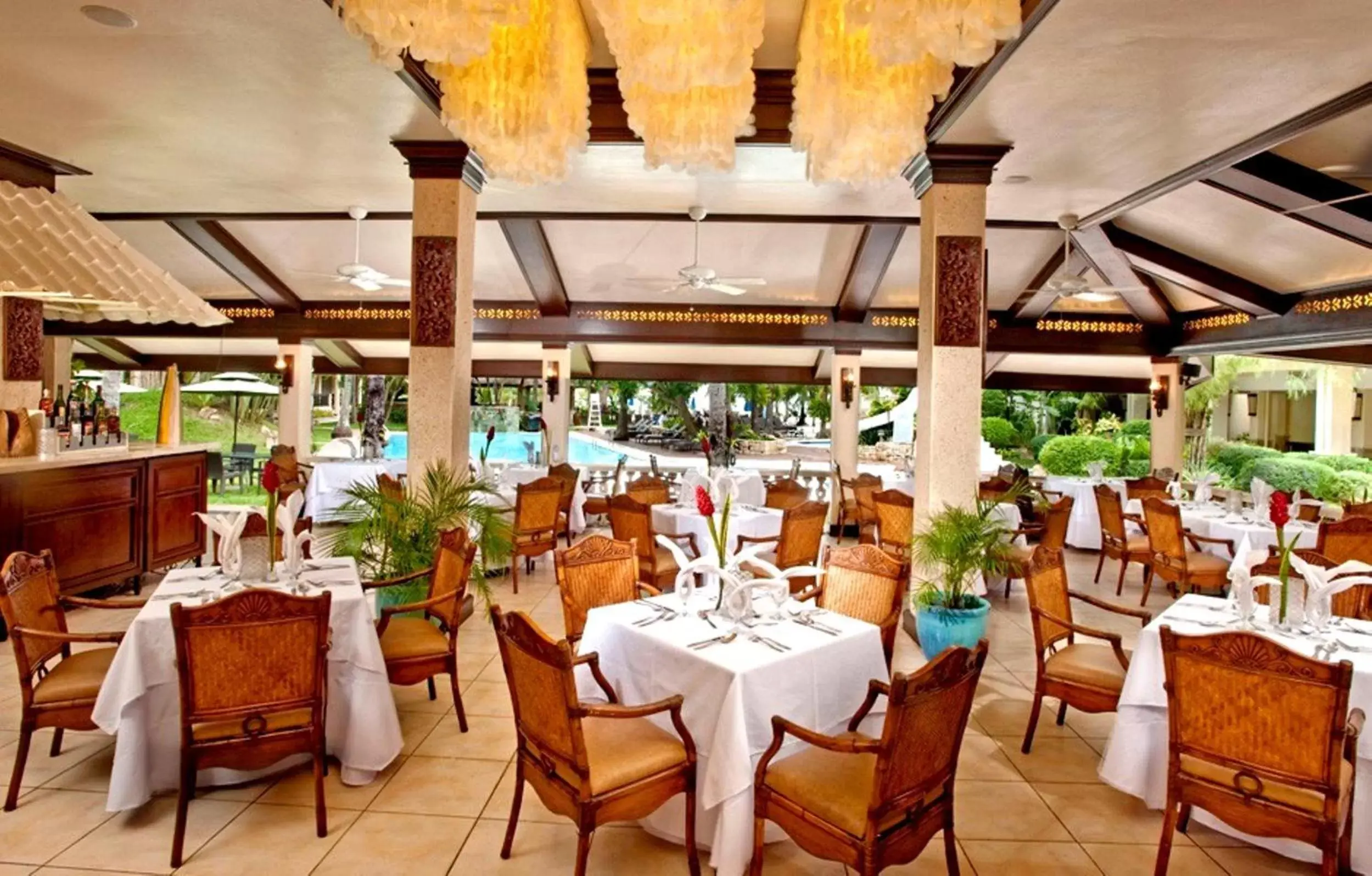 Restaurant/Places to Eat in Costabella Tropical Beach Hotel