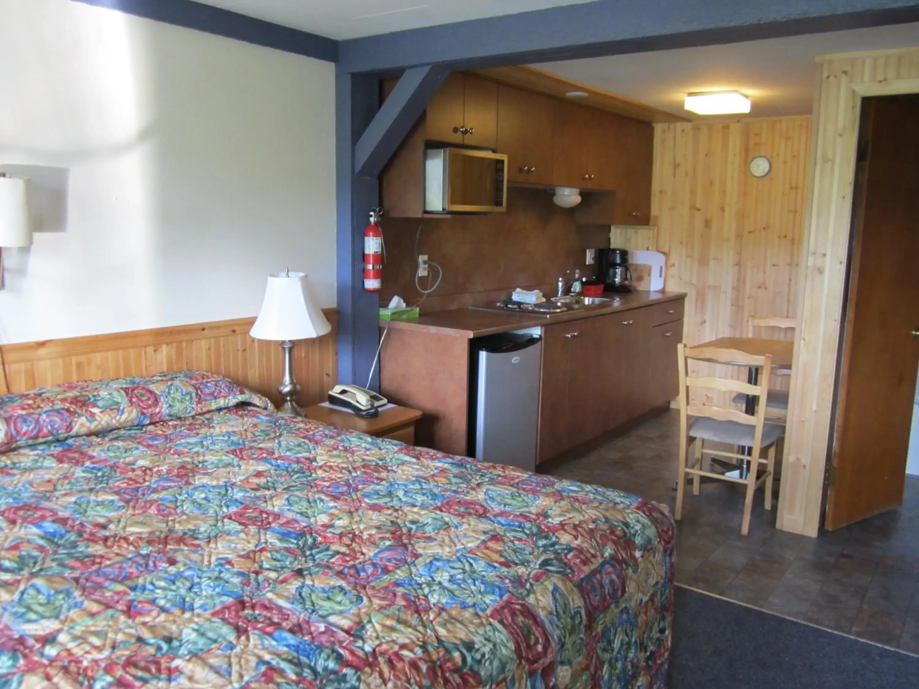 Bedroom, Kitchen/Kitchenette in Lakeside Motel