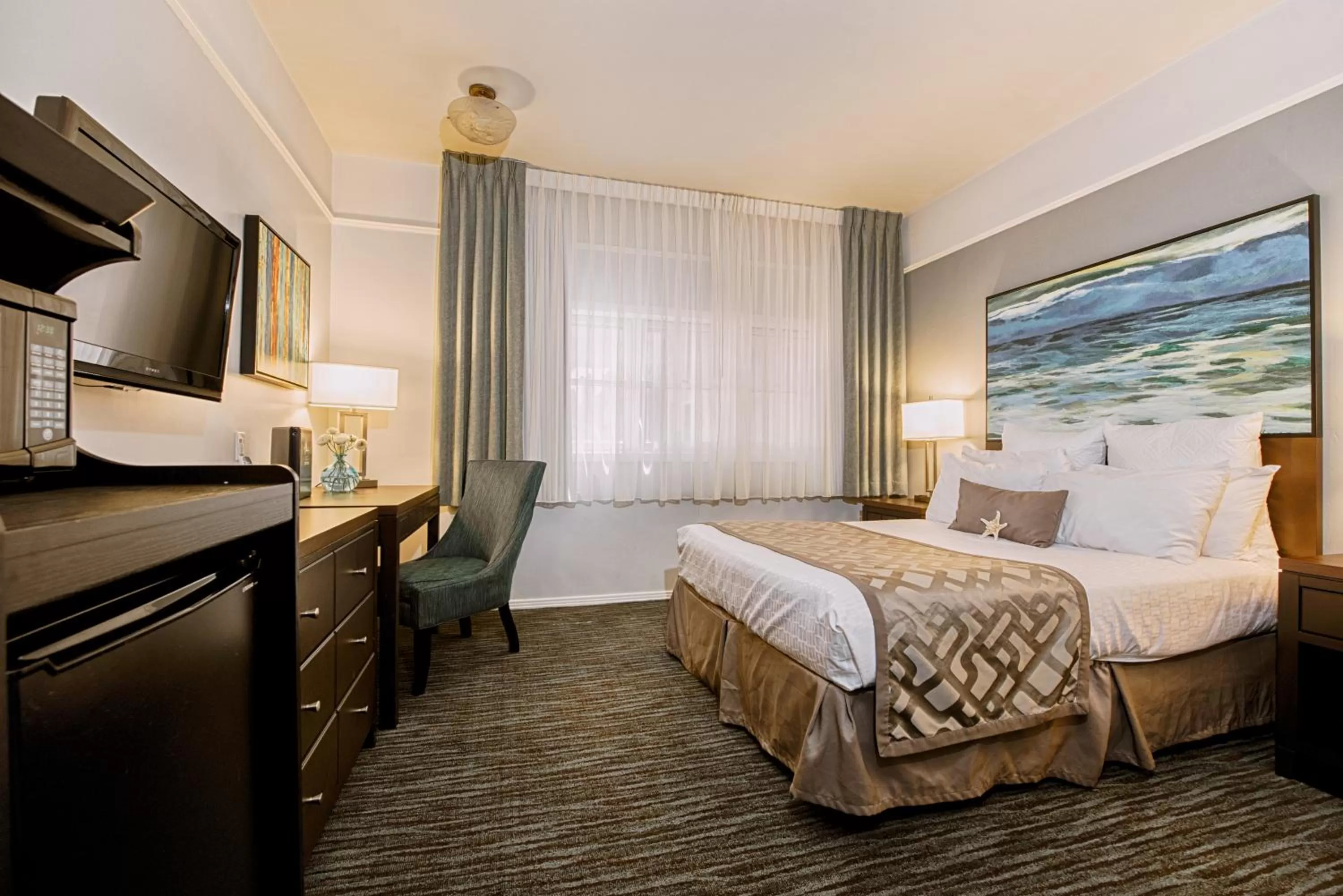 Photo of the whole room, Bed in Tamarack Beach Hotel