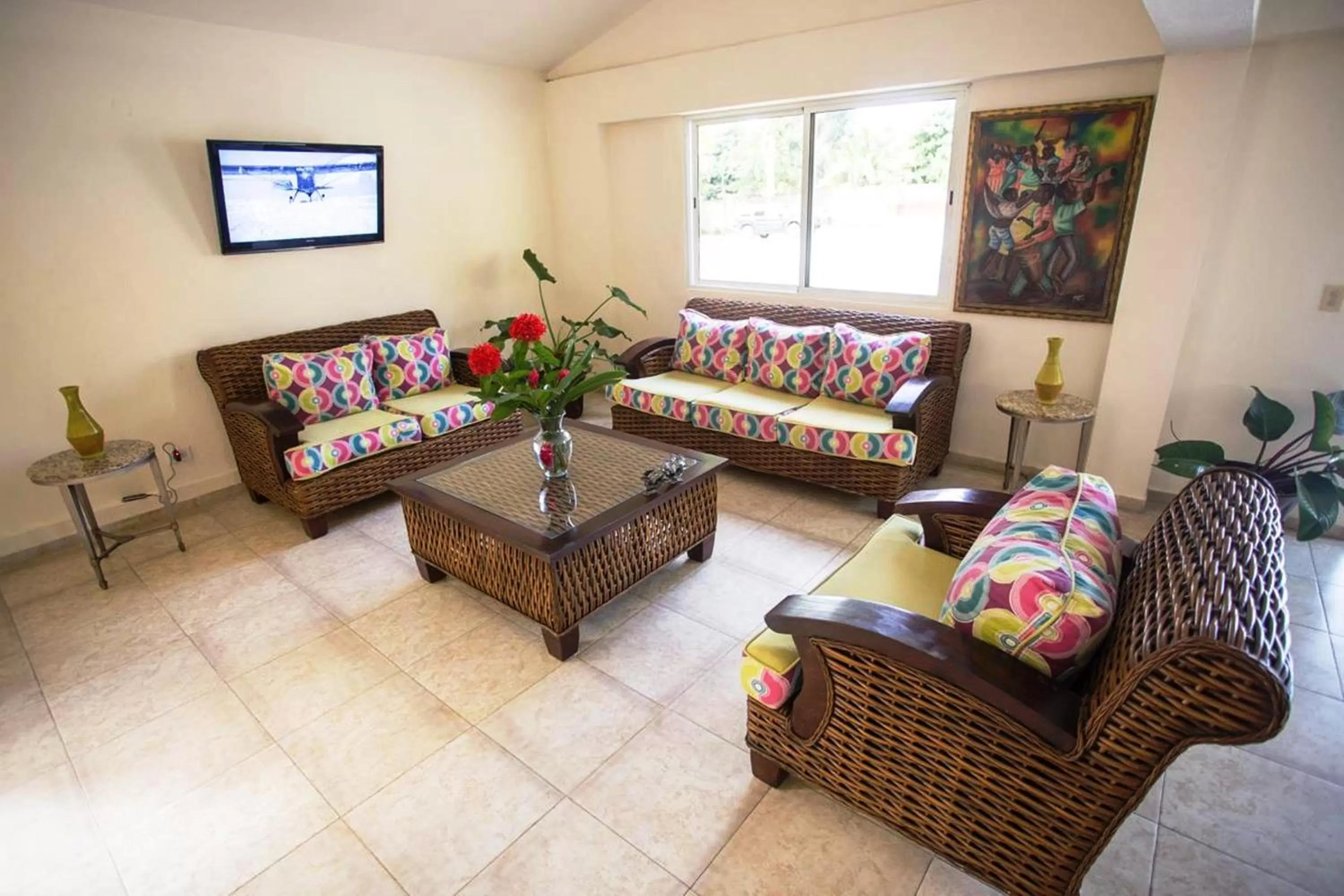 Communal lounge/ TV room in Auberge Villa Cana