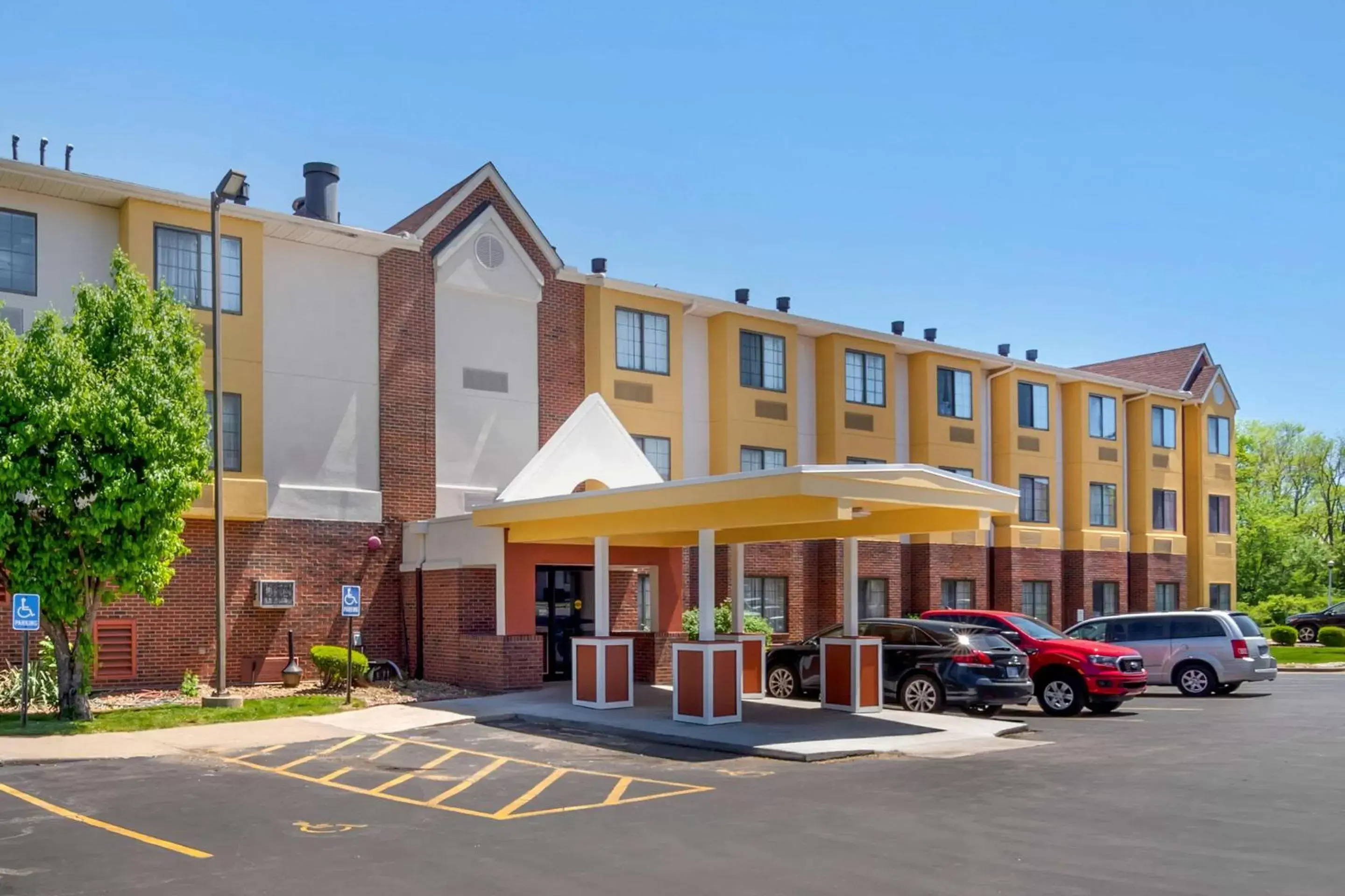 Property building in Quality Inn Overland Park Kansas City Property building in Quality Inn Overland Park Kansas City