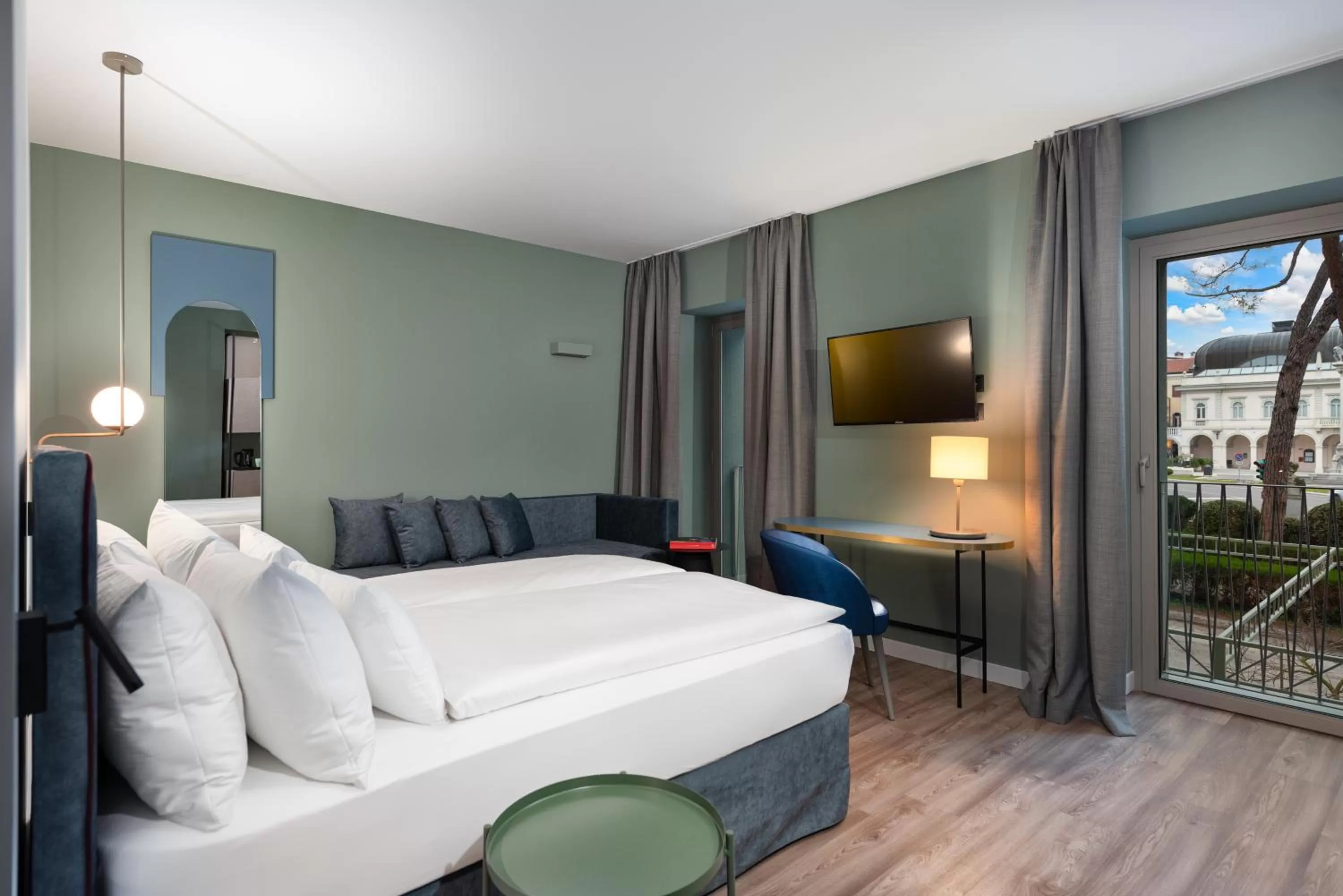 Communal lounge/ TV room, Bed in HT Hotel Trieste