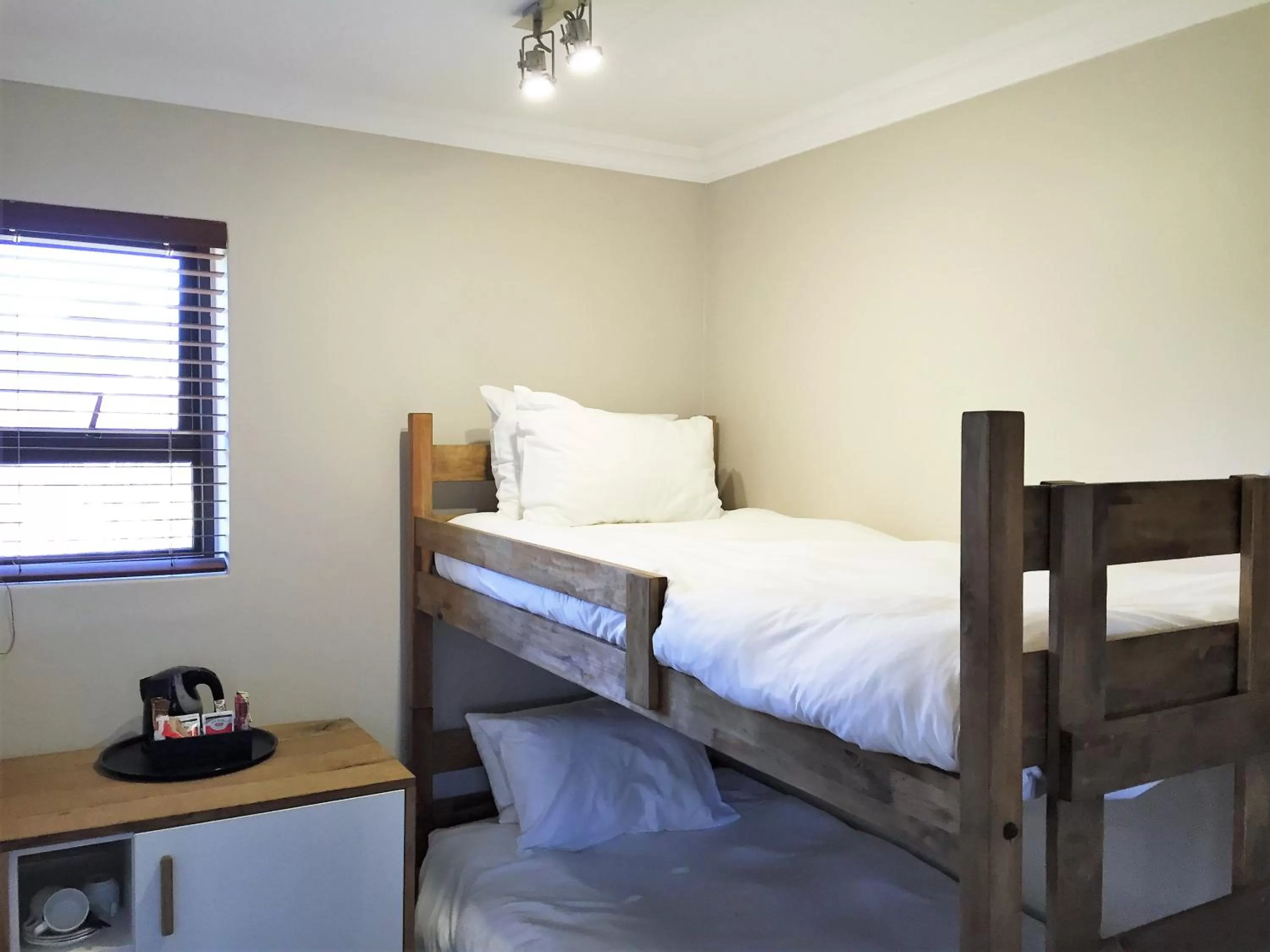 Coffee/tea facilities, Bed in Loerie Guest Lodge