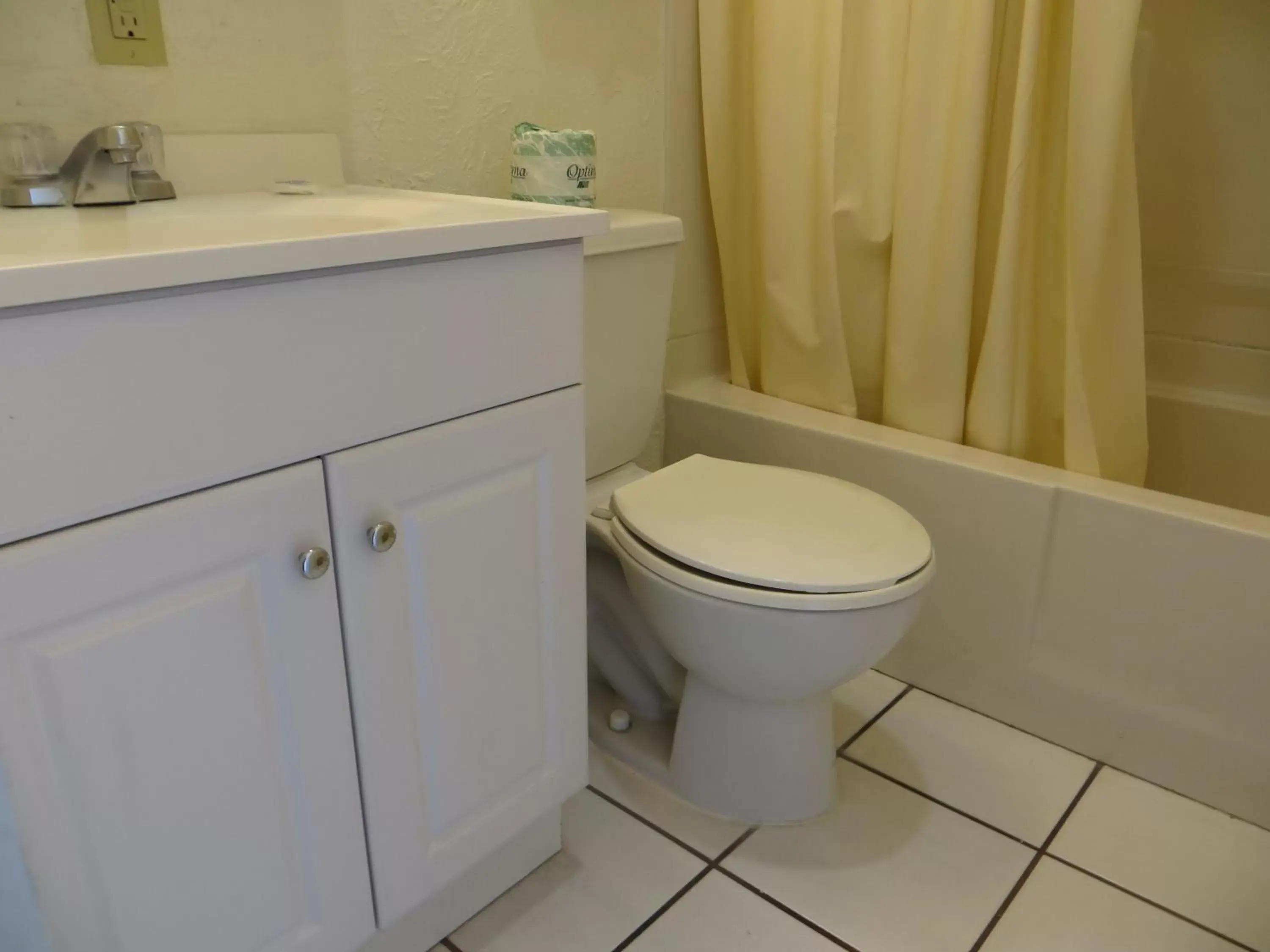 Bathroom in Americas Best Value Inn Loma Lodge