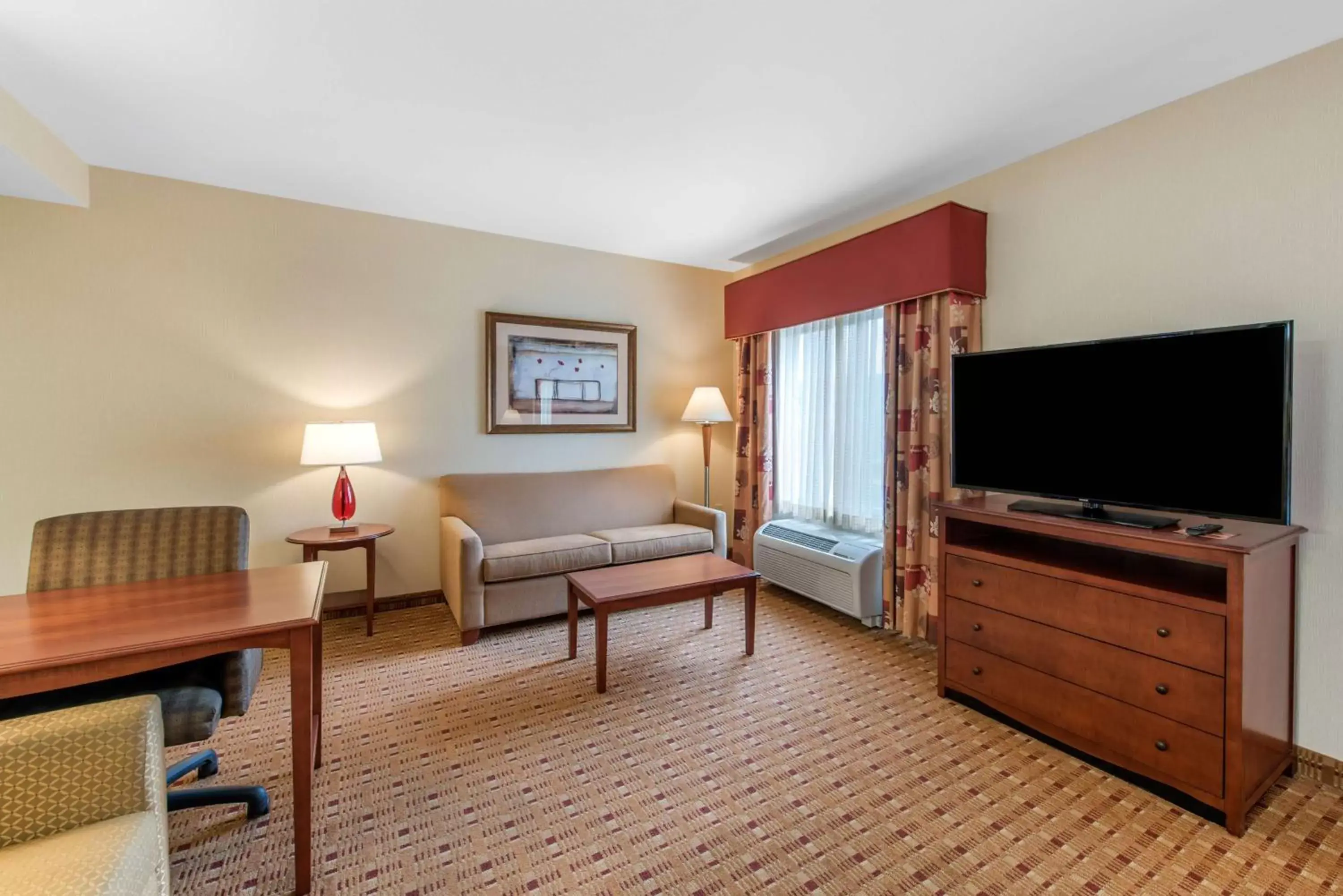 Bedroom, TV/Entertainment Center in Hampton Inn & Suites Arcata