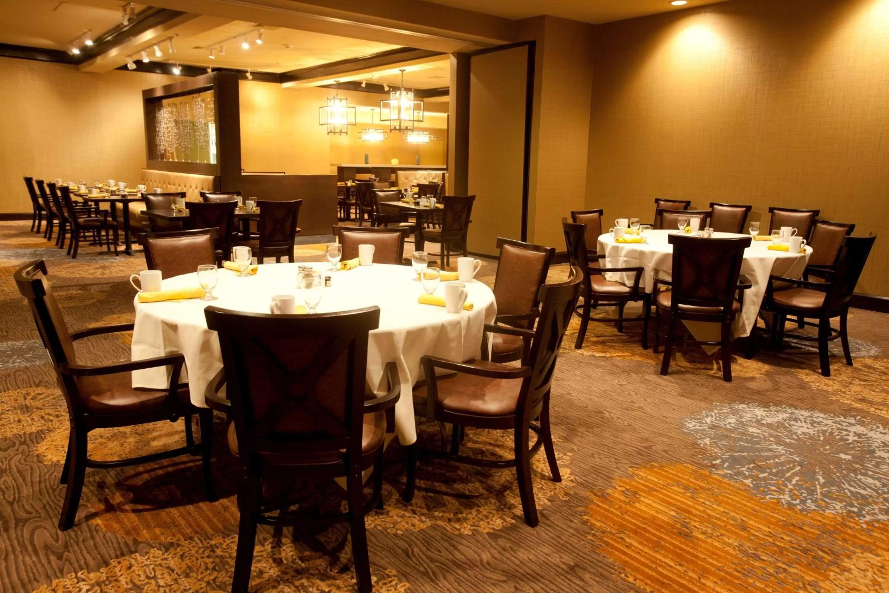 Restaurant/places to eat in Midland Plaza Hotel