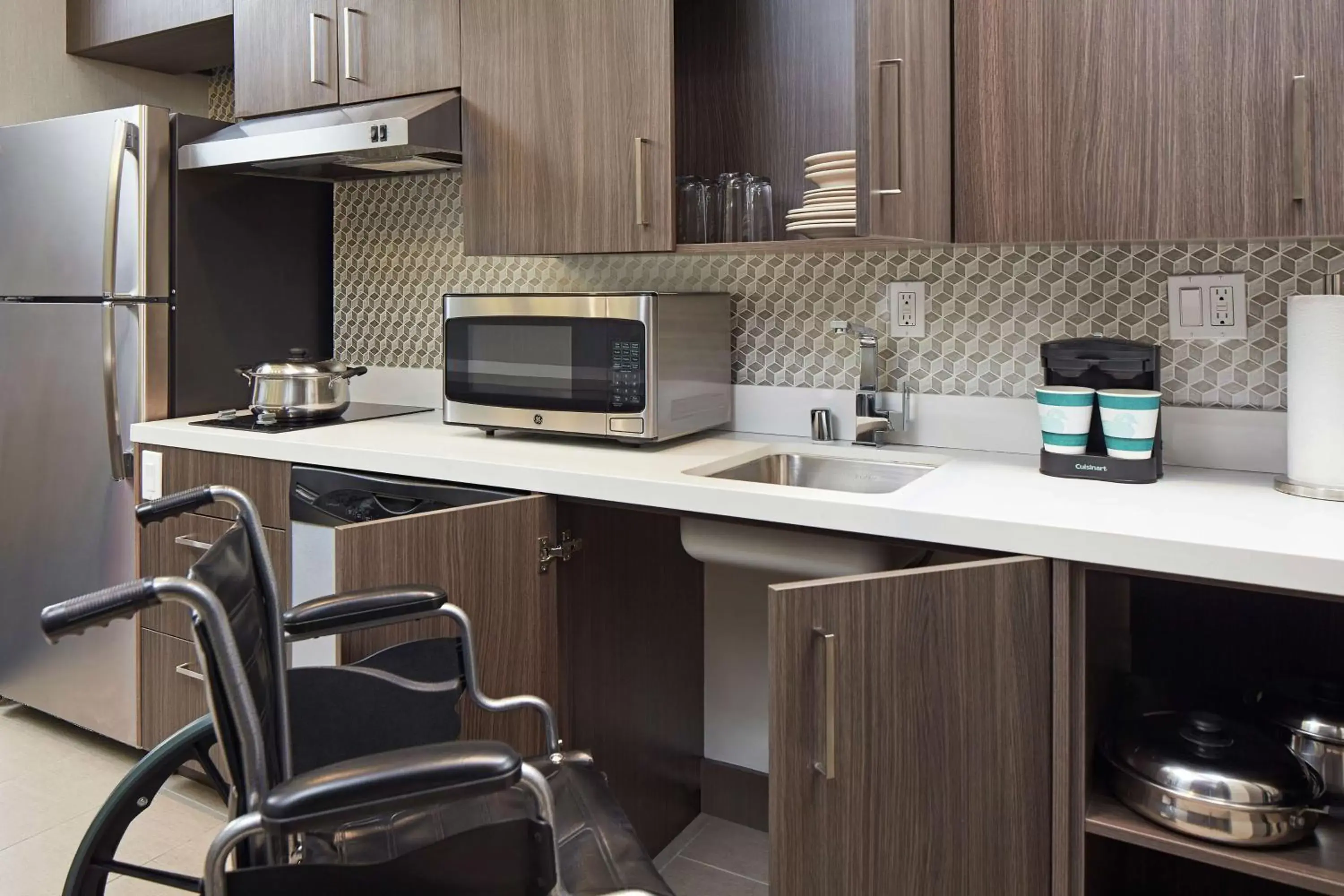 Bedroom, Kitchen/Kitchenette in Homewood Suites by Hilton San Diego Hotel Circle/SeaWorld Area
