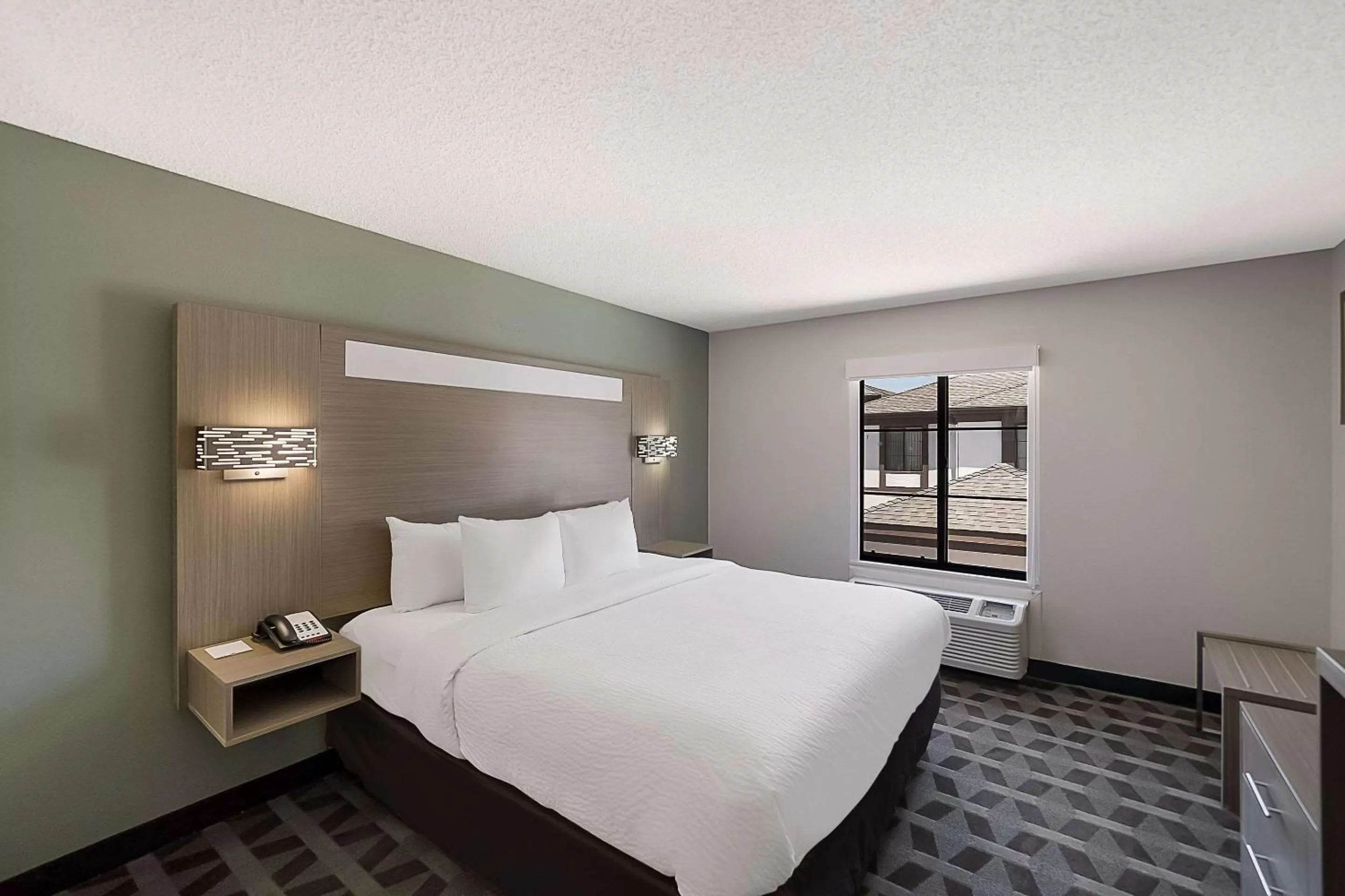 Bedroom, Bed in Quality Inn & Suites Irving DFW Airport South