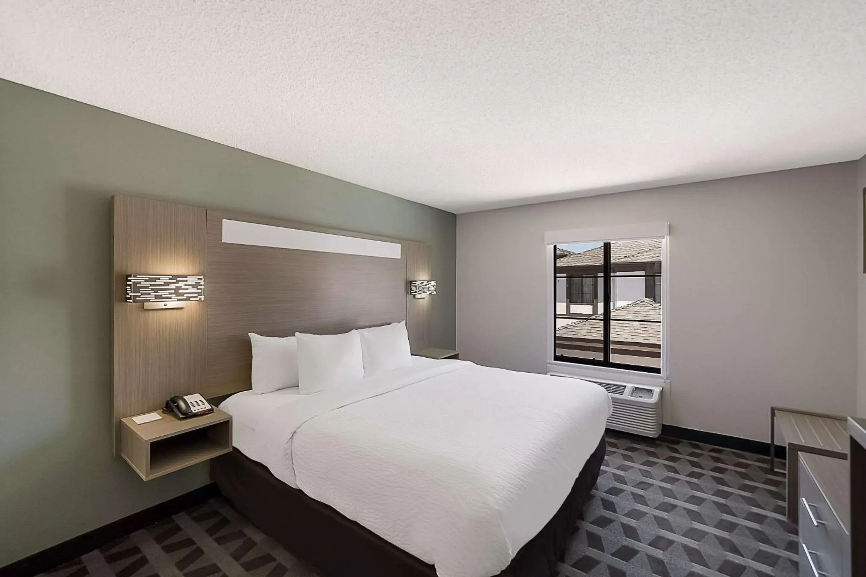 Bedroom, Bed in Quality Inn & Suites DFW Airport South