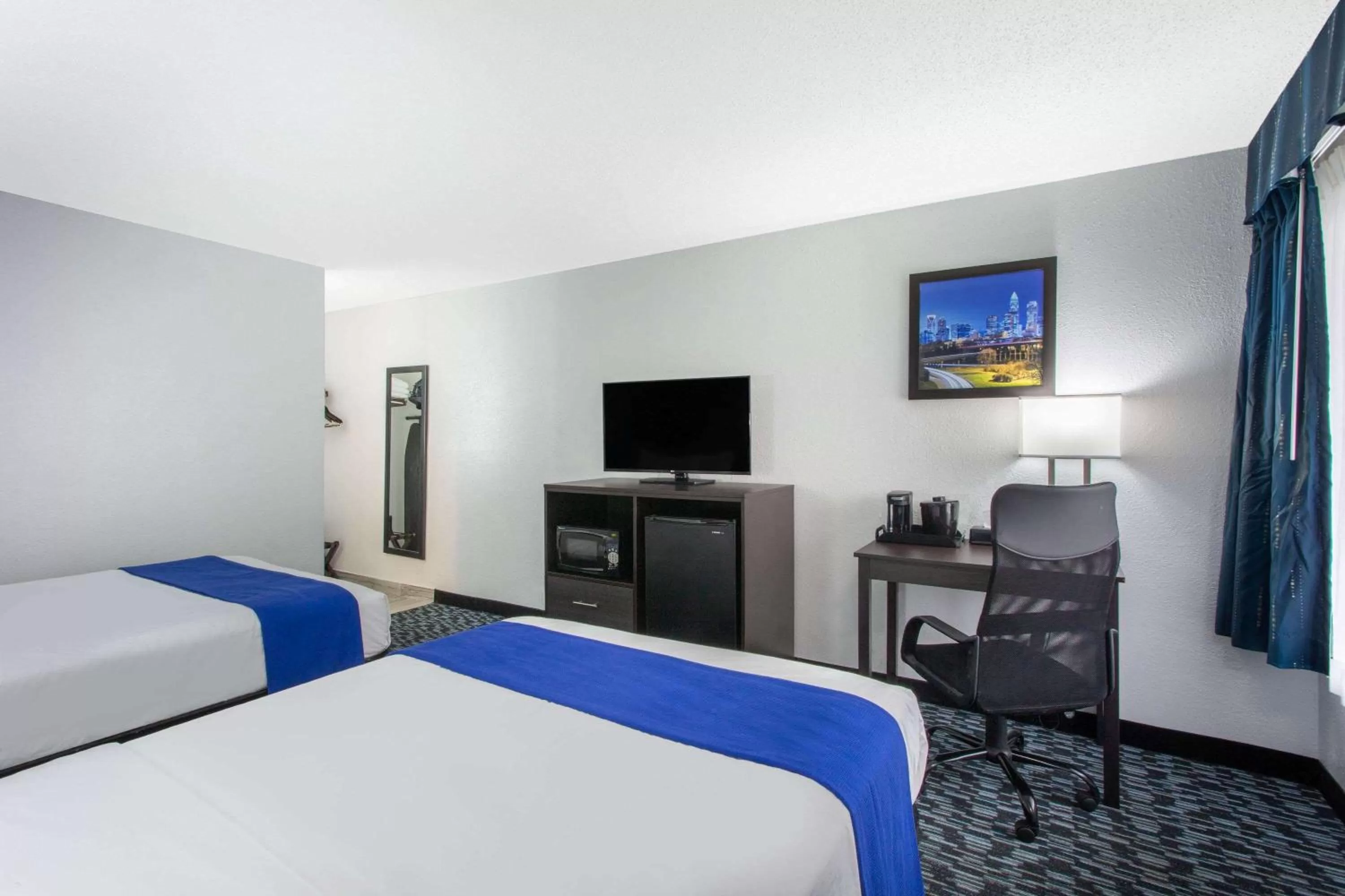 Photo of the whole room, Bed in University Inn & Suites