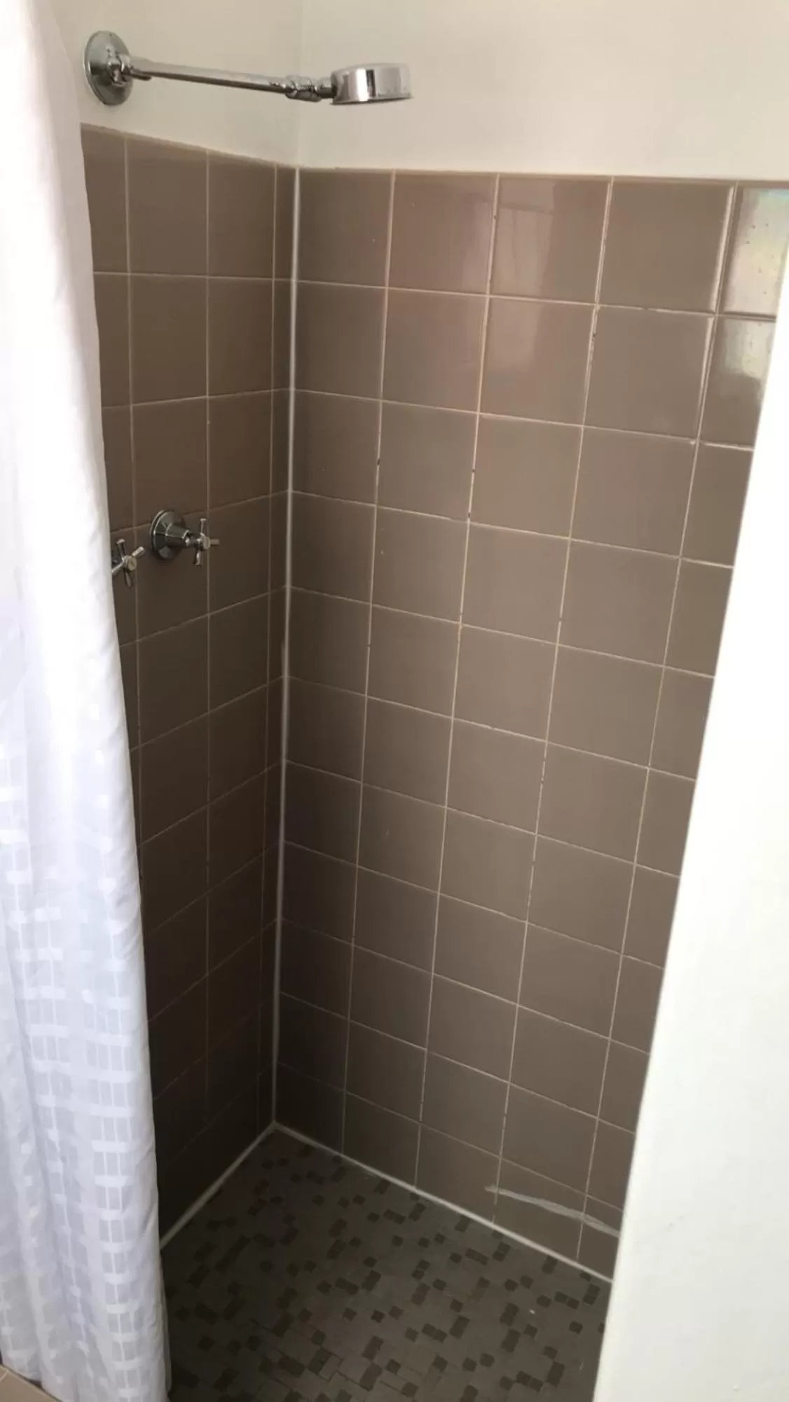 Bathroom in Aquatic Motor Inn