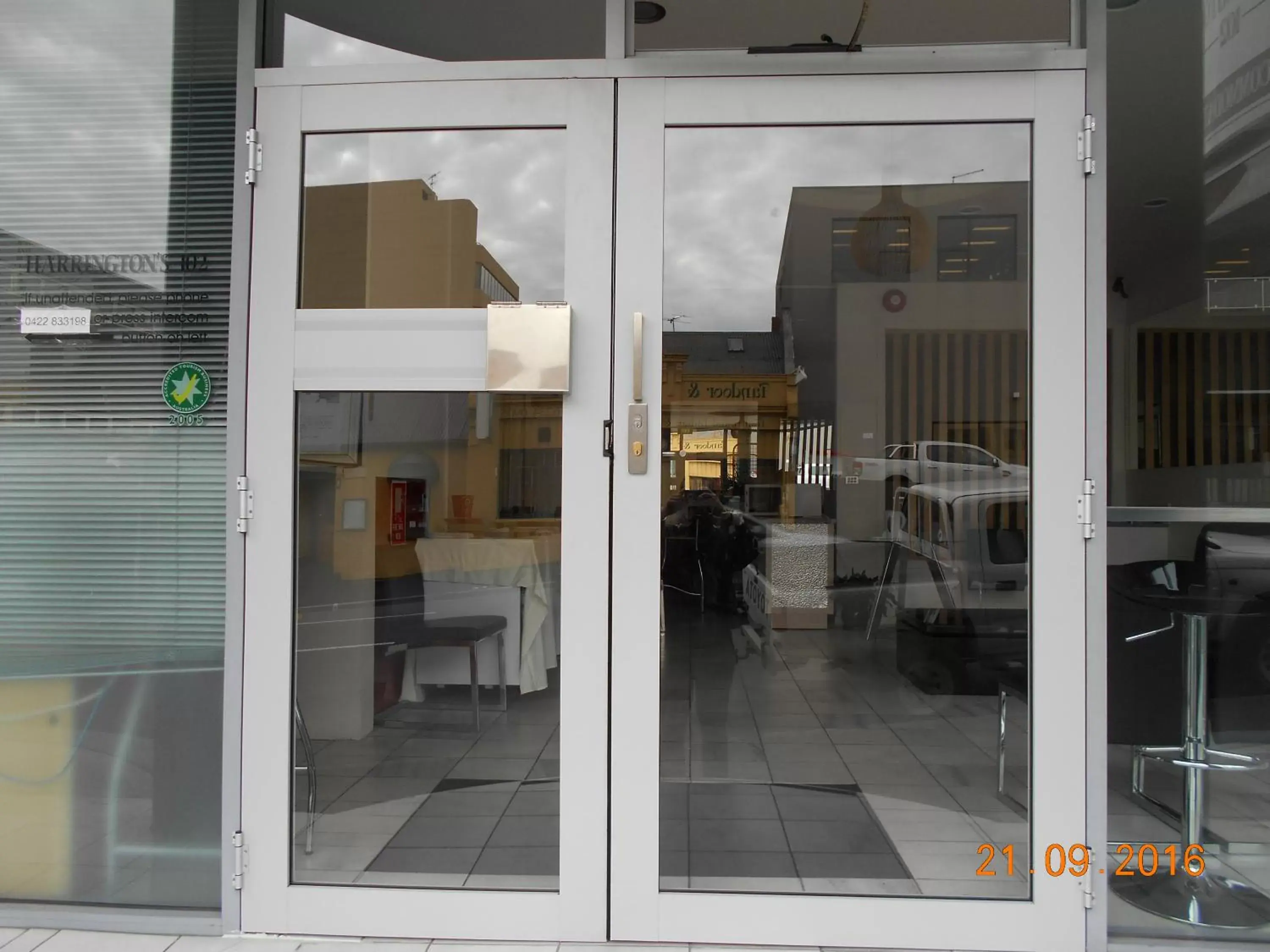 Facade/entrance in Harringtons102 Facade/entrance in Harringtons102