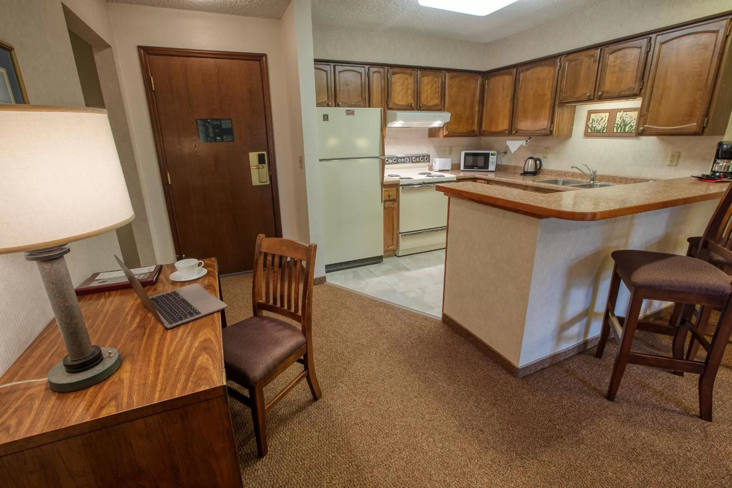 Kitchen or kitchenette in Sophie Station Suites
