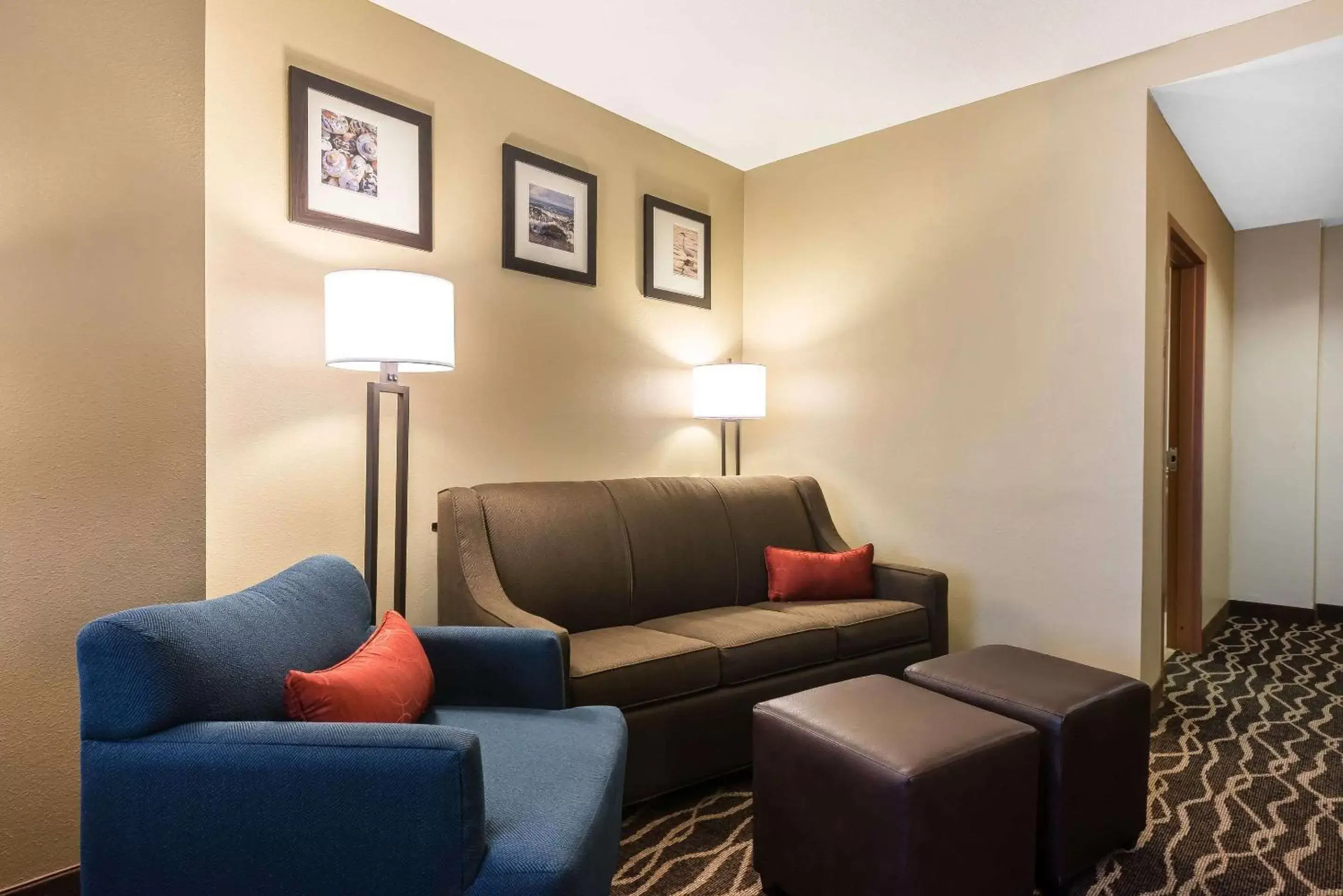 Photo of the whole room, Seating Area in Comfort Suites Tampa Airport North