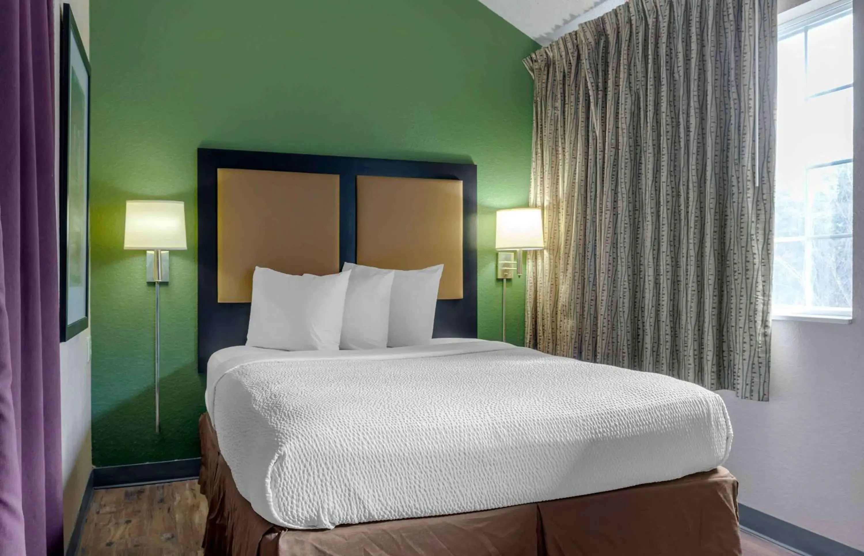 Bedroom, Bed in Extended Stay America Suites - Dallas - Plano Parkway