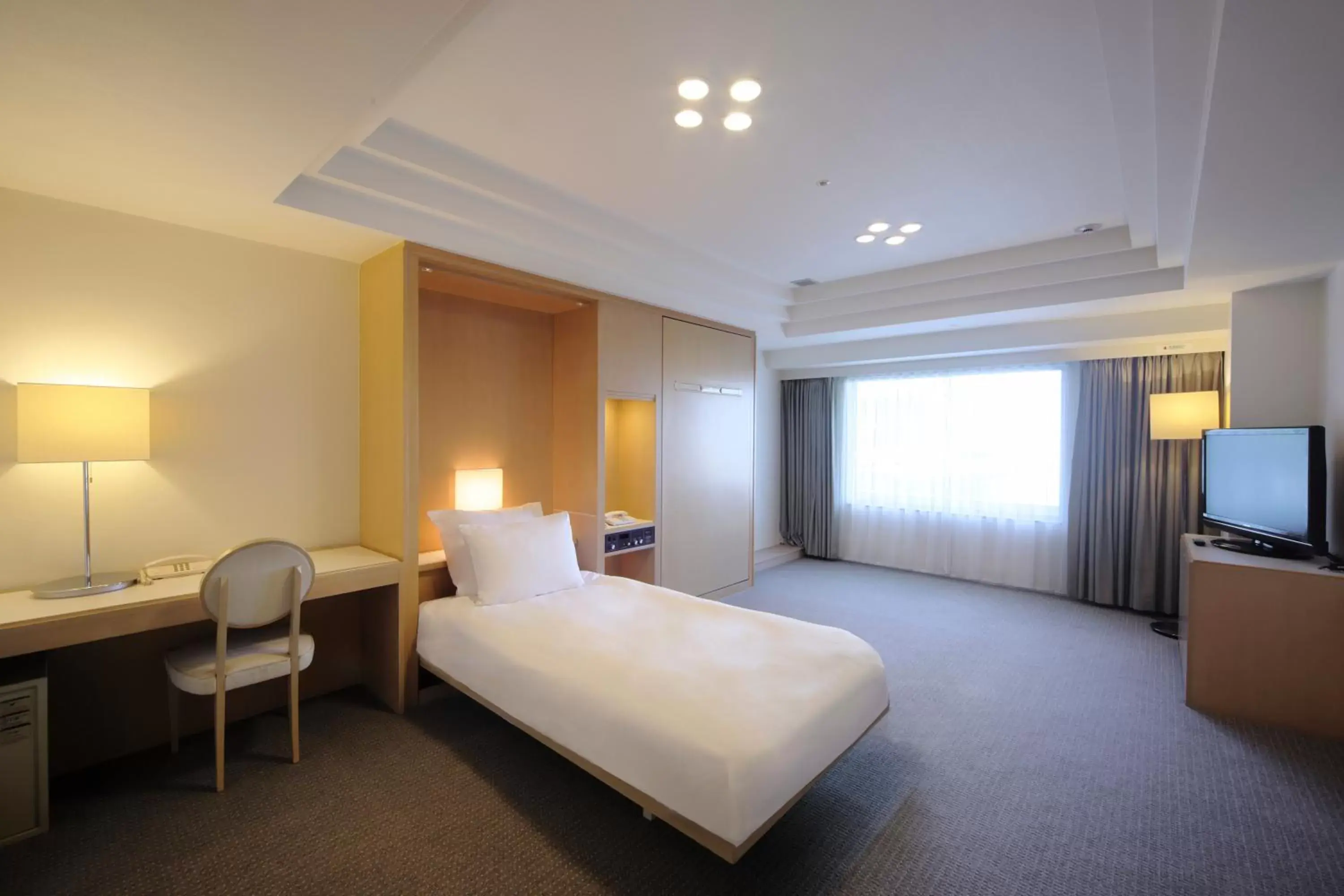 Bed in ANA Crowne Plaza Kobe, an IHG Hotel