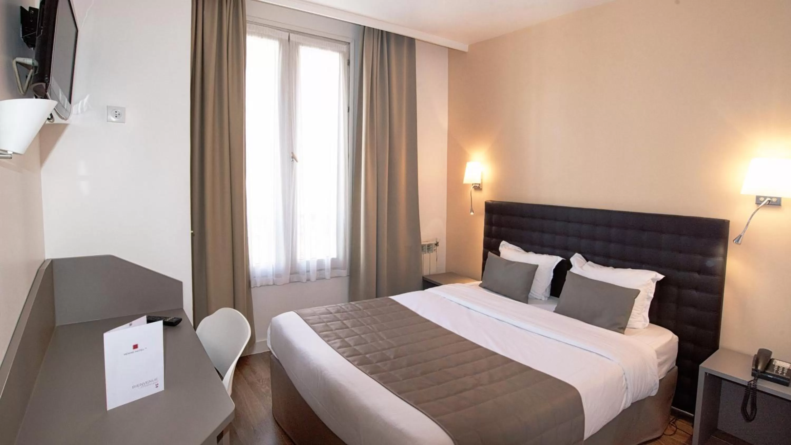 Bed in Hôtel De Venise