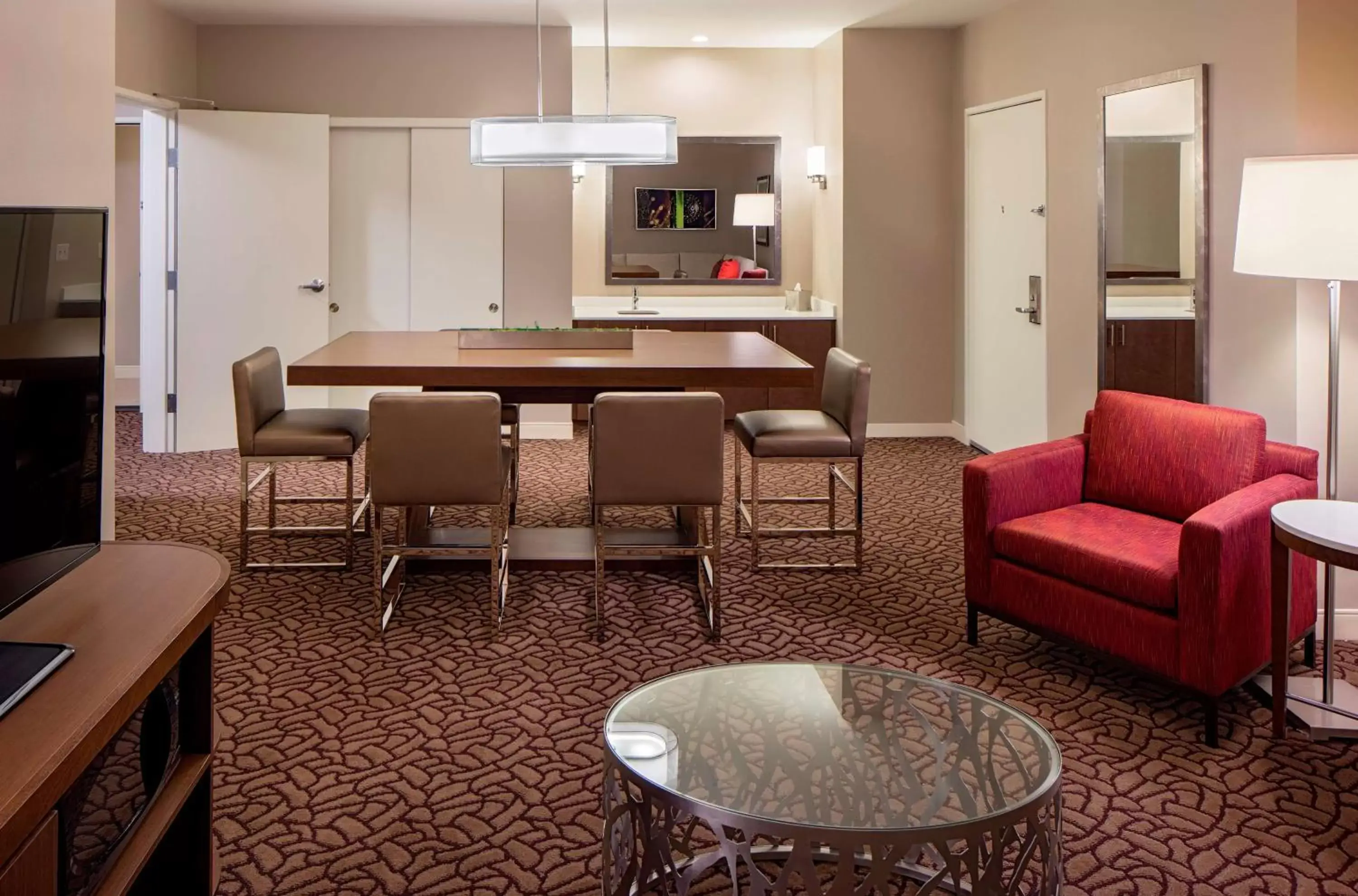 Kitchen or kitchenette, Seating Area in Hilton Garden Inn Downtown Dallas