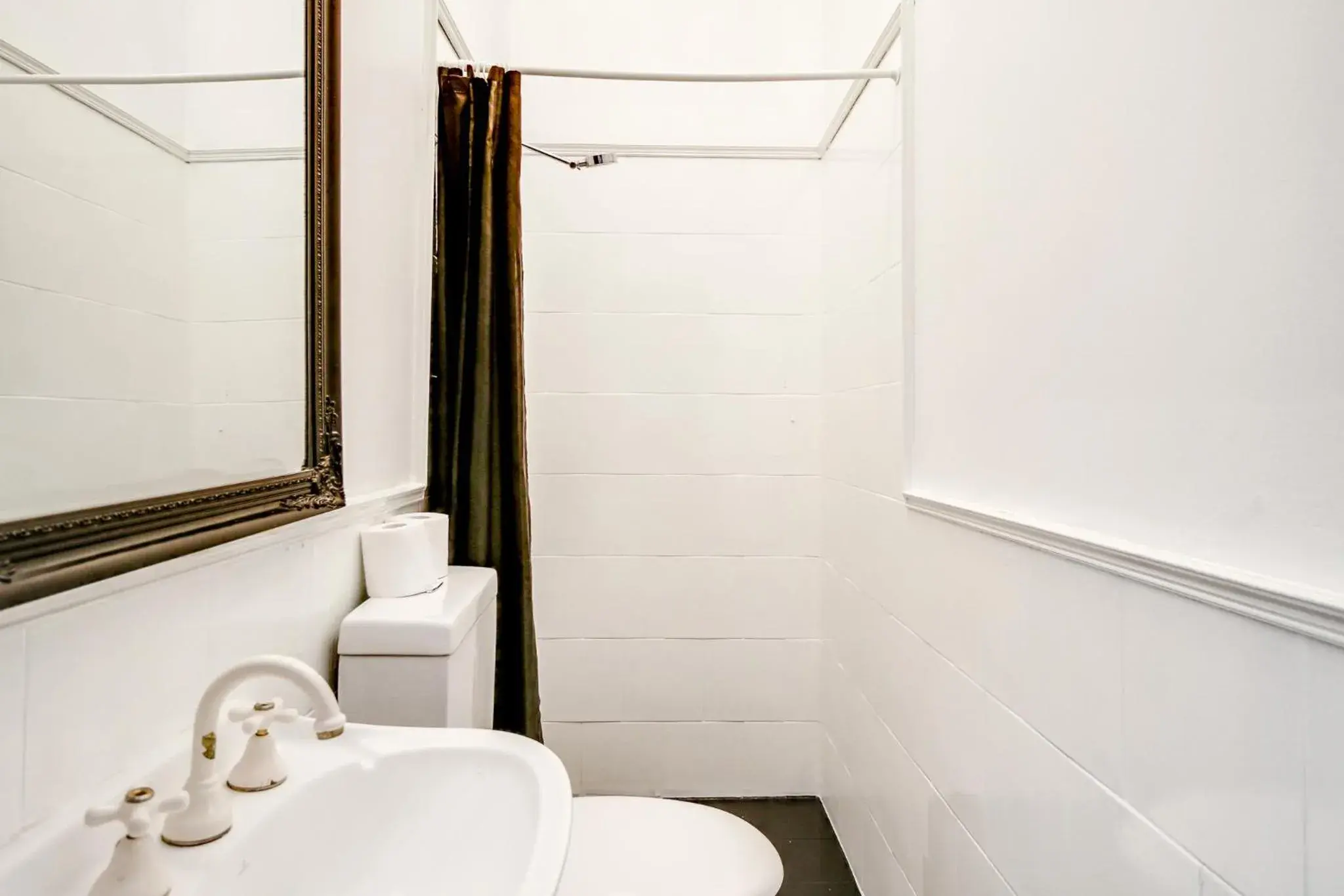 Shower, Bathroom in Darling Harbour Boutique Hotel