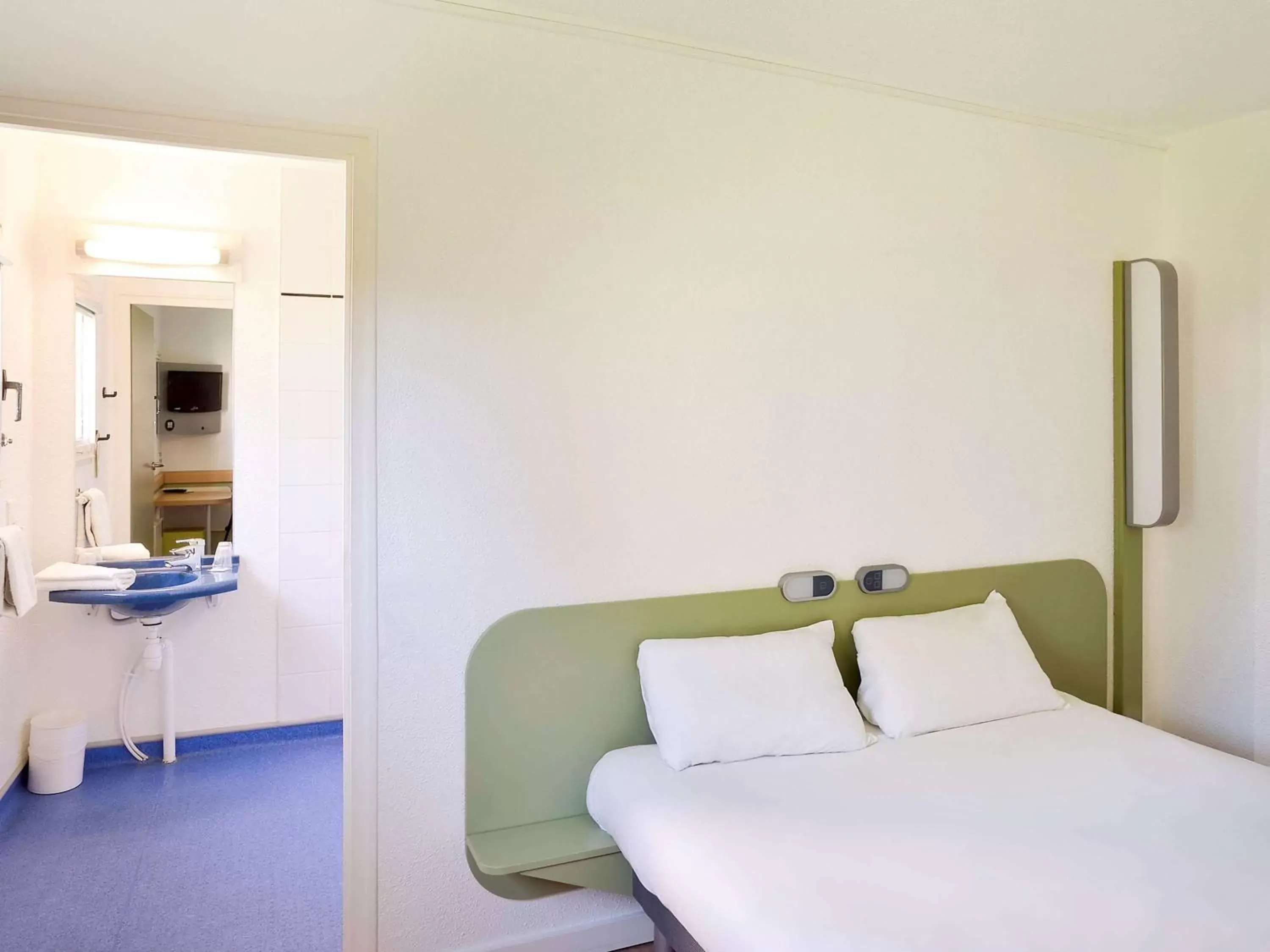 Photo of the whole room, Bed in Ibis budget Saint-Étienne stade