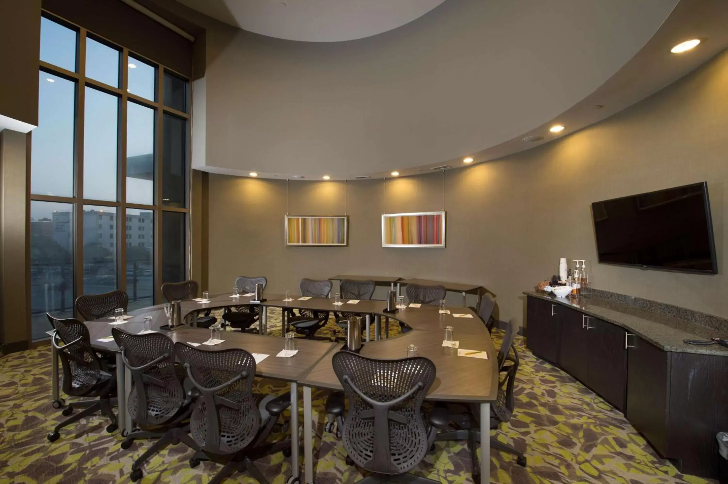 Meeting/conference room, Restaurant/Places to Eat in Hilton Garden Inn Charleston Waterfront/Downtown