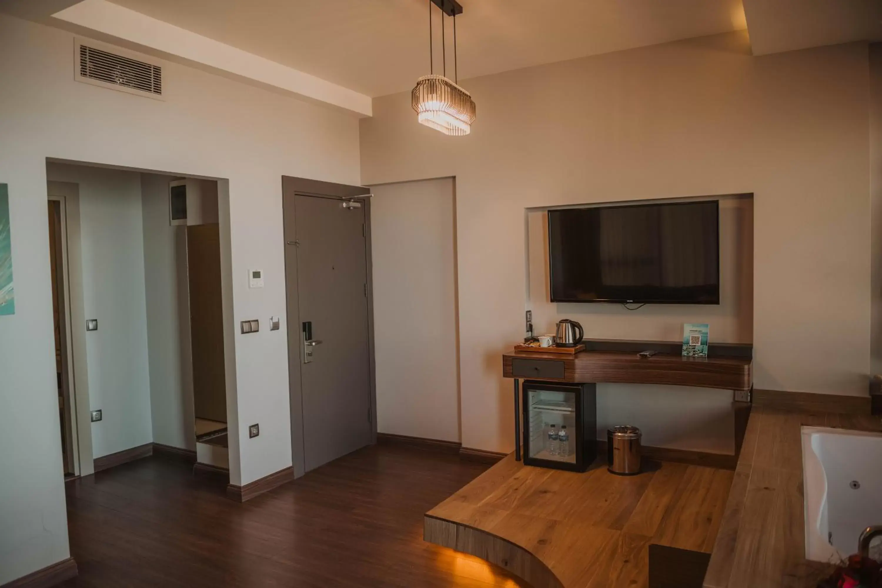 Living room, TV/Entertainment Center in Peerless Villas Hotel