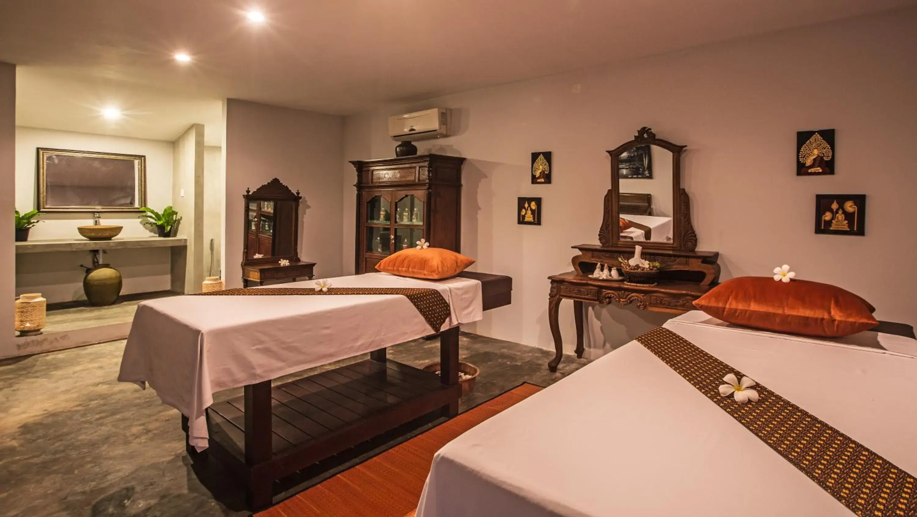 Massage in Mane Village Suites