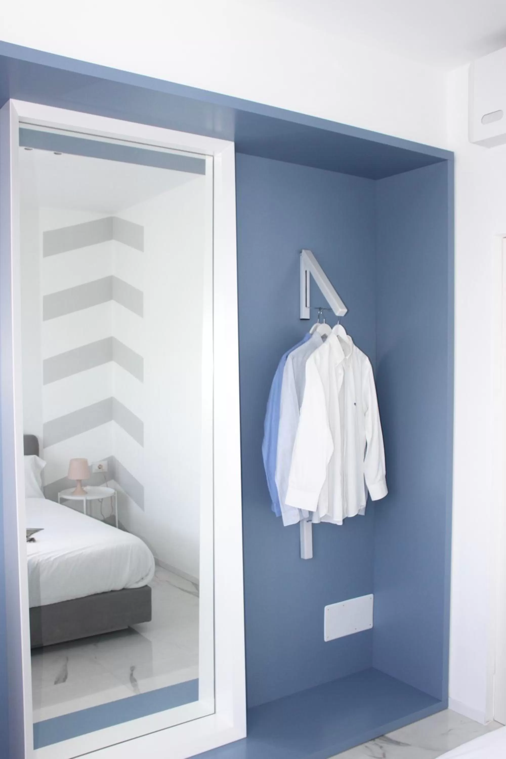 Photo of the whole room, Bed in S'O Suites Tropea