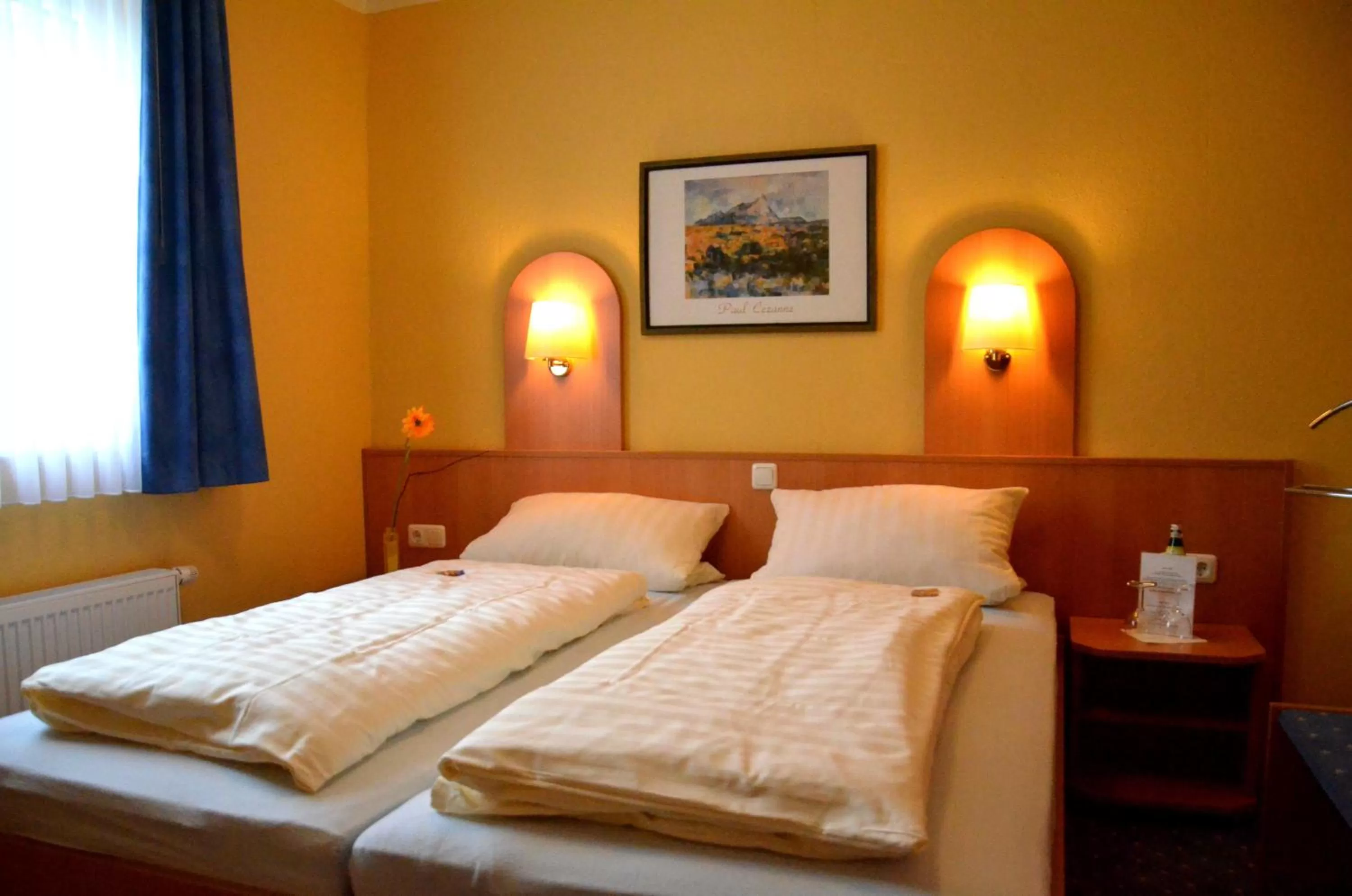 Bed in Zeitwohnen Wolfsburg, ehemals Hotel am Klieversberg ein Unternehmen der Micha'S Hotelbetriebe