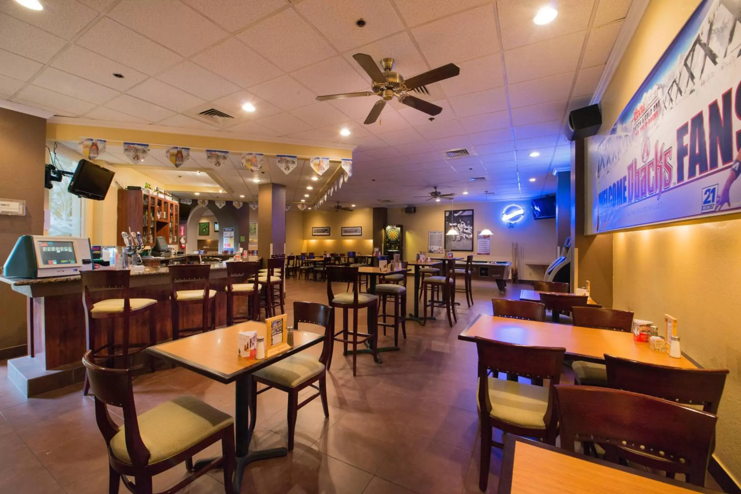 Lounge or bar, Restaurant/Places to Eat in GreenTree Hotel Phoenix West