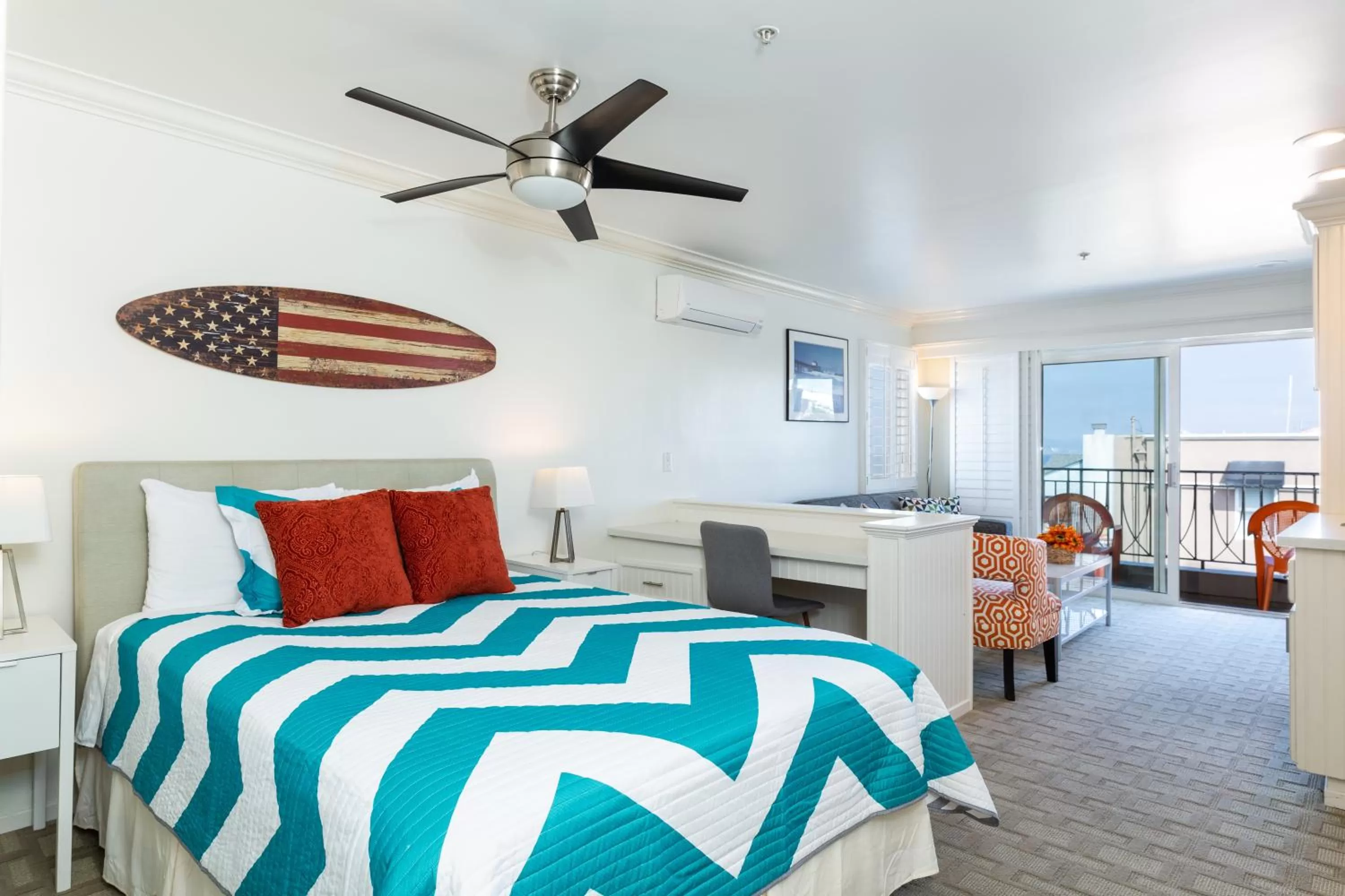 Living room, Bed in The Sea View Inn At The Beach